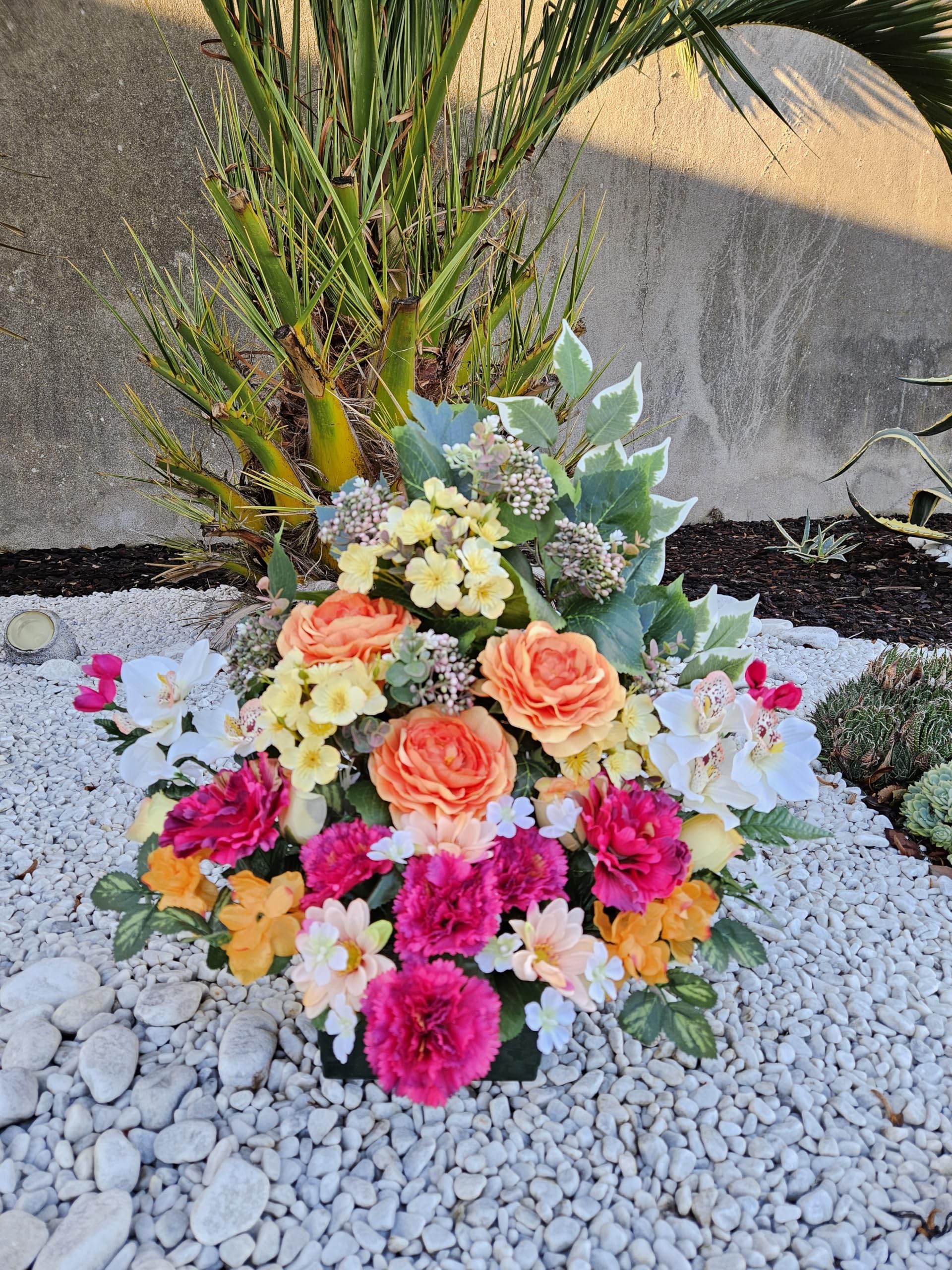 Composition de Fleurs Artificielles, Lesté Ciment pour Une Parfaite Tenue à L' Extérieur. Réalisé par nos Soins.