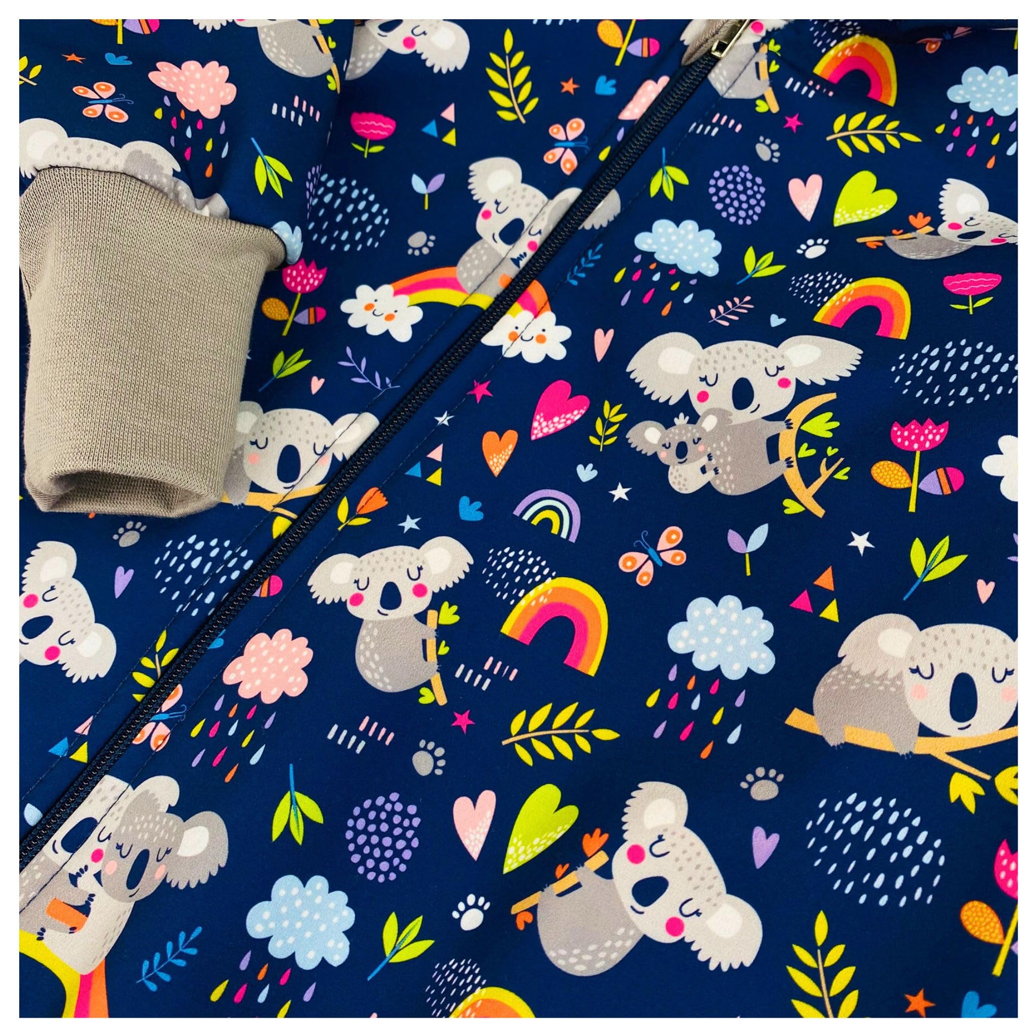 Lilakind Baby Overall mit Kapuze – Koala-Muster – Fleecegefüttert & Warm – Softshell-Einteiler für Jungen & Mädchen – Outdooranzug mit Reißverschluss & Bündchen – Größe 74–116