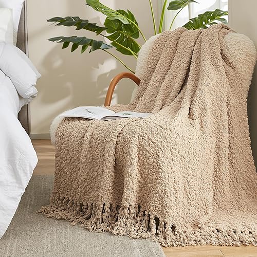 Amélie Home Manta texturizada de morera, hecha a mano con borlas, gruesa, suave y esponjosa, tejida de lujo para sillón, sofá o cama (beige, 50 x 60