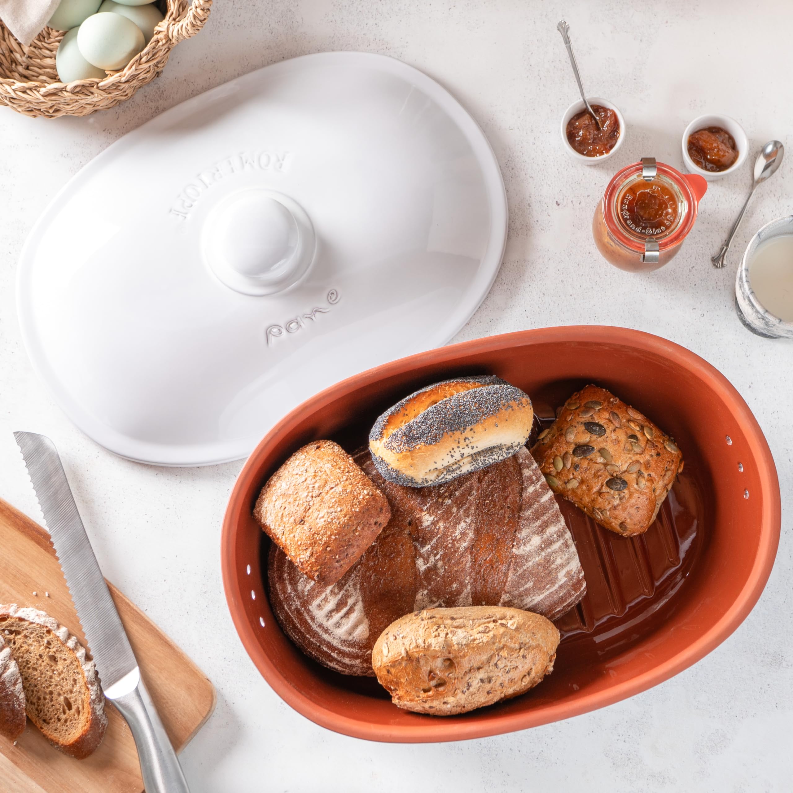Römertopf Brottopf weiß 6,5 Liter – ovaler Brotbehälter aus natürlicher Keramik mit Deckel – zur Aufbewahrung von Brot, Brötchen, Obst & Gemüse – atmungsaktiv & spülmaschinengeeignet