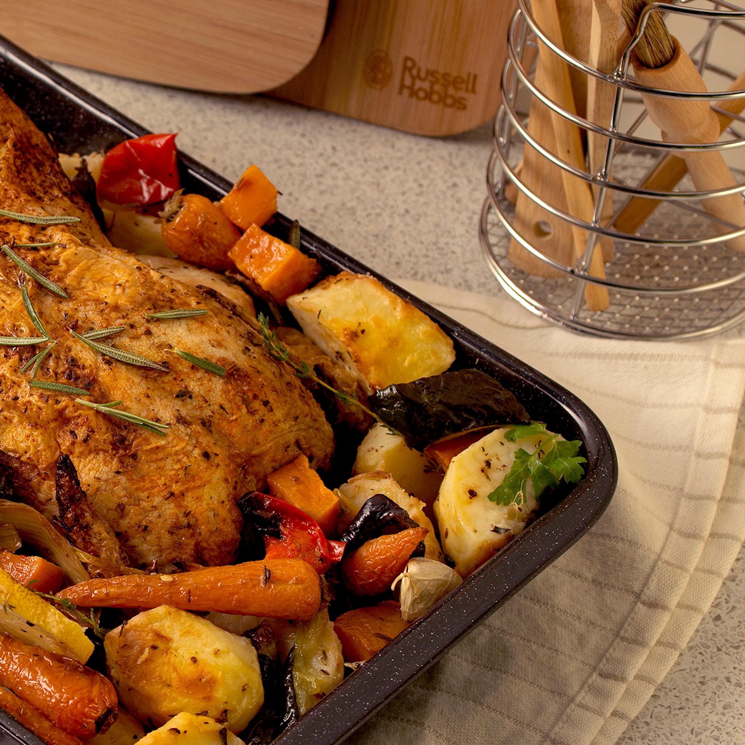 Russell Hobbs CW12611 Romano Vitreous Durable Enamel Roaster, 36 cm, Black, Dishwasher Safe, Rectangular Roasting Tin for Vegetables and Meat, Oven Safe Up To 230 Degrees, 36 x 25 x 4 cm