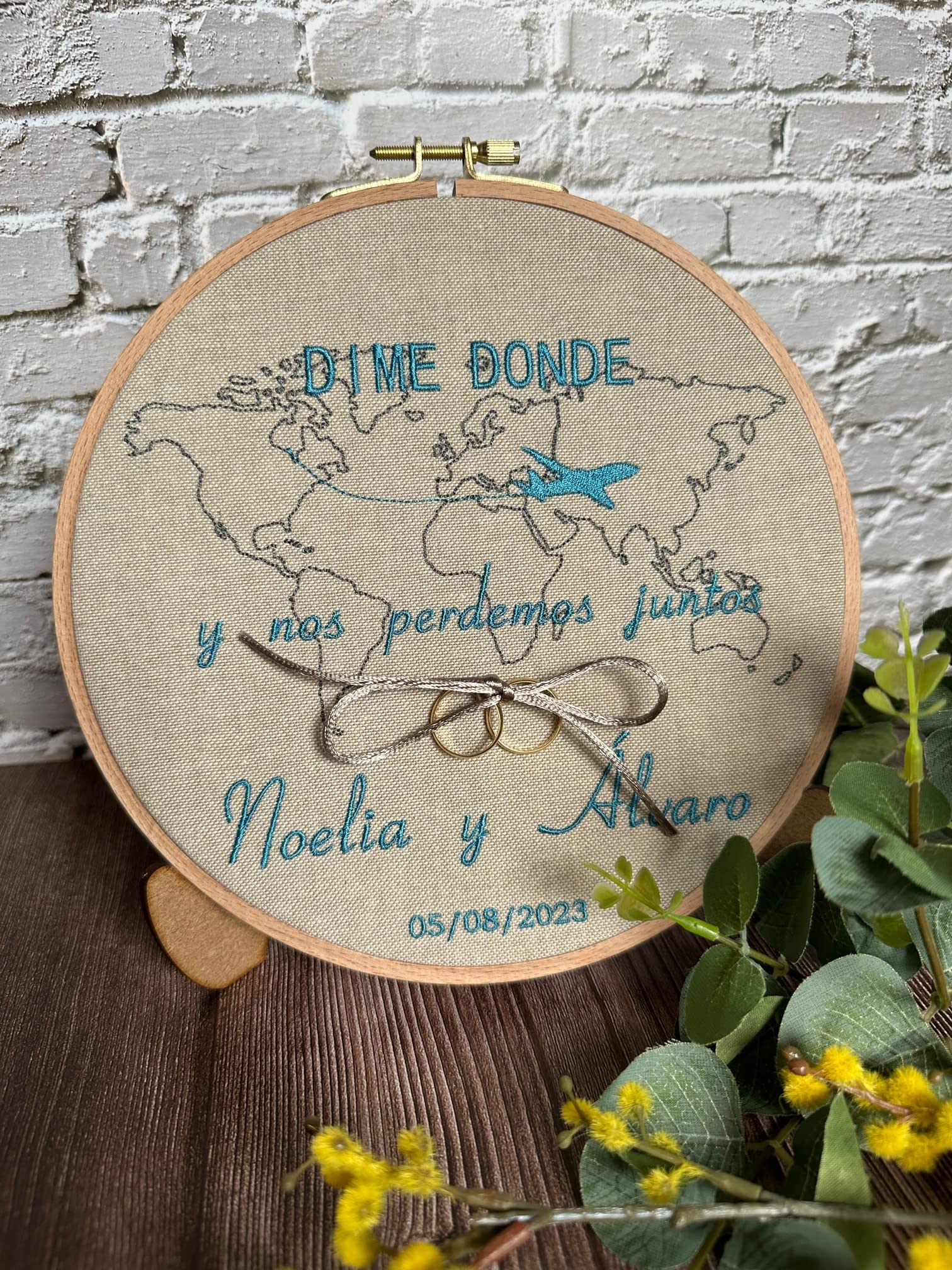 Bastidor porta alianzas de 22 cm., bordado personalizado con nombres y fecha. Con cordel para anudar los anillos. VPM Original. Fabricación española.