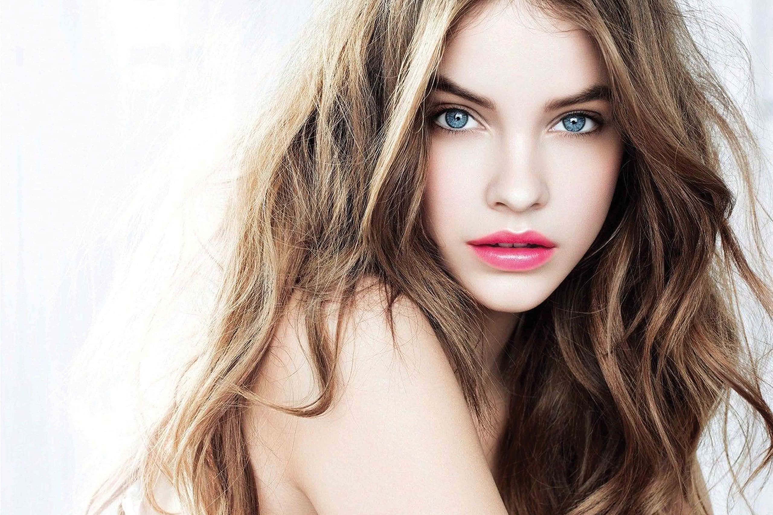 Yellow Alley Model Sticker Poster|Barbara Palvin Sticker Poster|Popular Celebrity Poster for Decoration|Poster for Living Room/Salon/Hotel|Wall Decor|Decorative Wall Poster|Self Adhesive Wall Poster