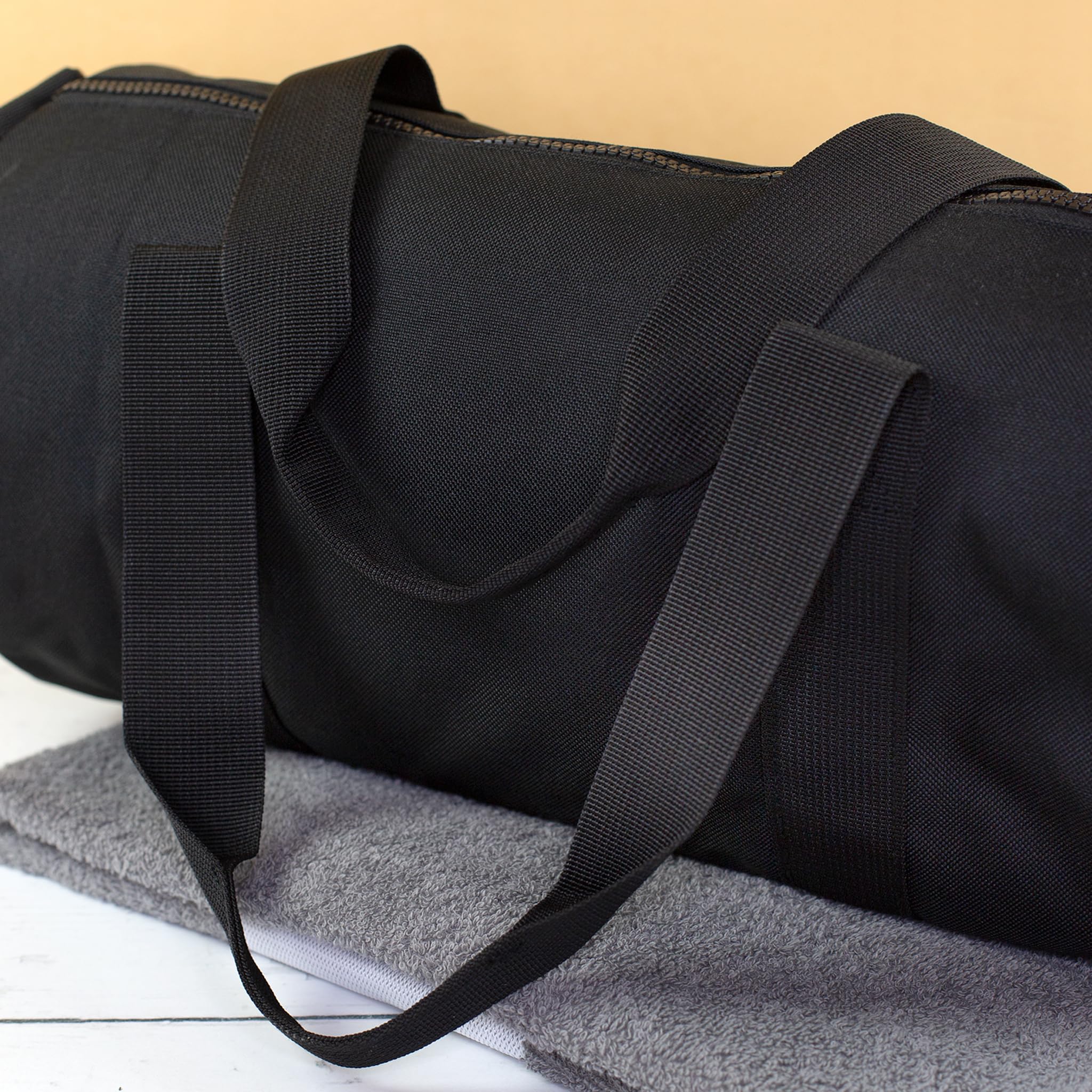 Herz & Heim® Sporttasche Fußball personalisiert mit Name – Trainingstasche für Fußballer – Sport Tasche als Geschenk – Duffle Bag für Fußballtraining, Verein & Freizeit (55 × 28 × 28 cm (B/H/T))