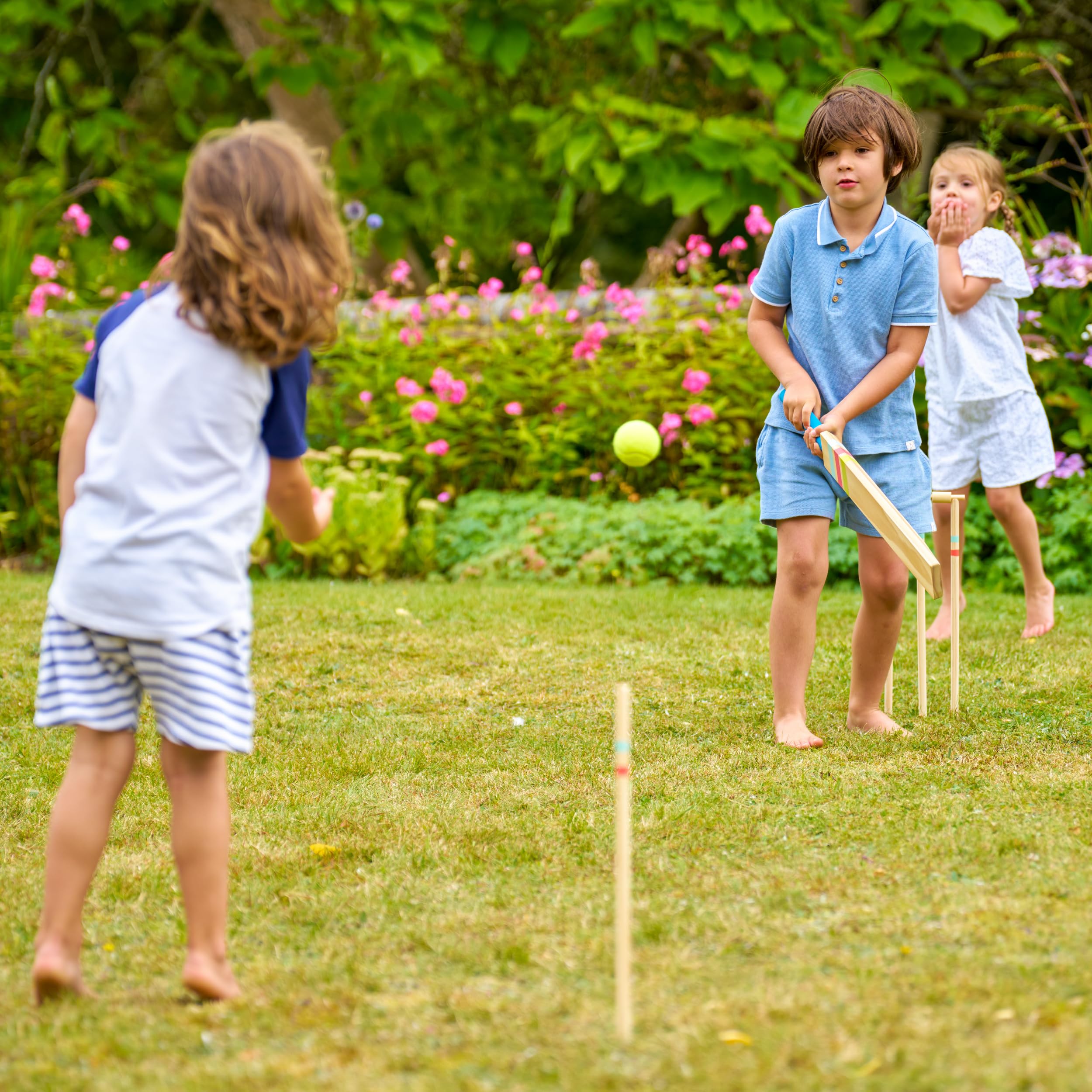 TP Toys FSC-zertifiziertes Cricket-Set aus Holz mit Schläger der Größe 0, 4 Stämme, Bügel, Tennisball und Stoff-Tragetasche für Familienspaß