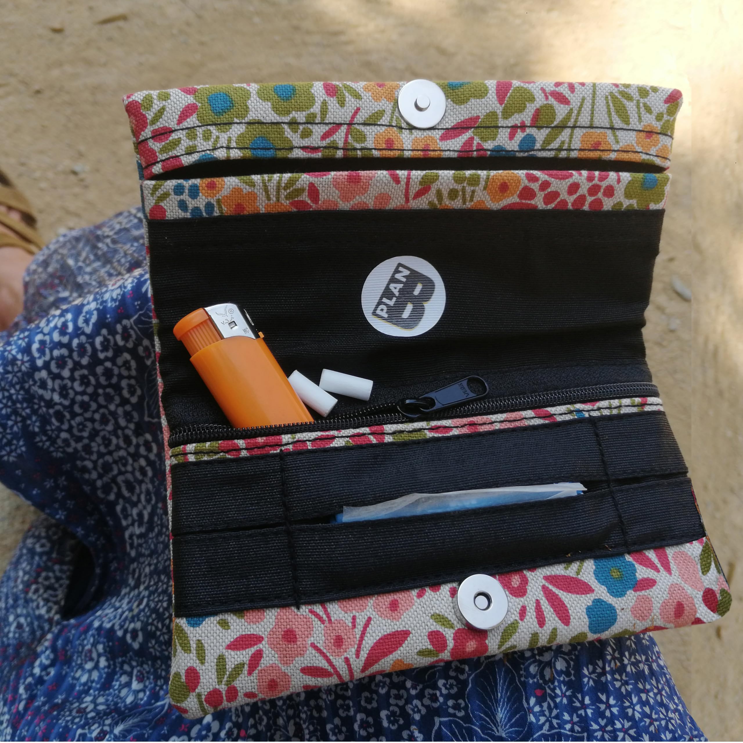 Plan B, Porte-Cigarettes Tabac à Rouler, Yolo 02, 16 x 8,5 cm, 50 g, avec Sac en Caoutchouc Eva à Intérieur, Fleurs Multicolores, Tissu (Printemps)