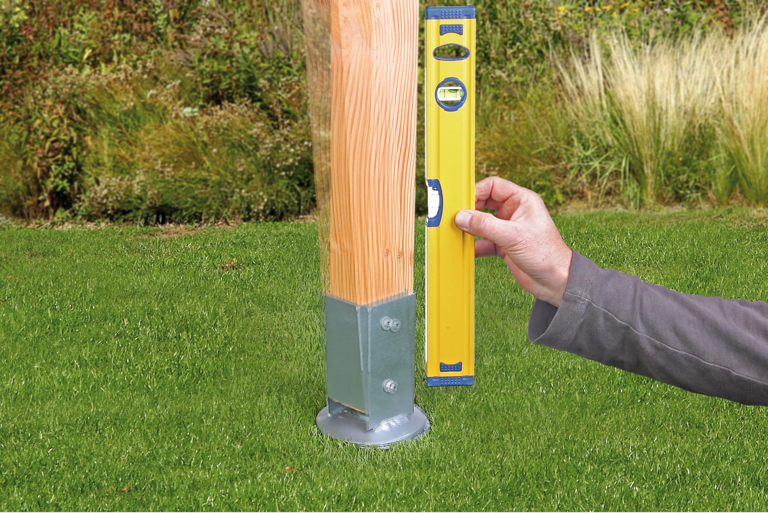 Alberts Set di 4 boccole per pali in legno quadrato, con pentola regolabile, zincato a caldo, 91 x 91 mm, lunghezza totale 900 mm