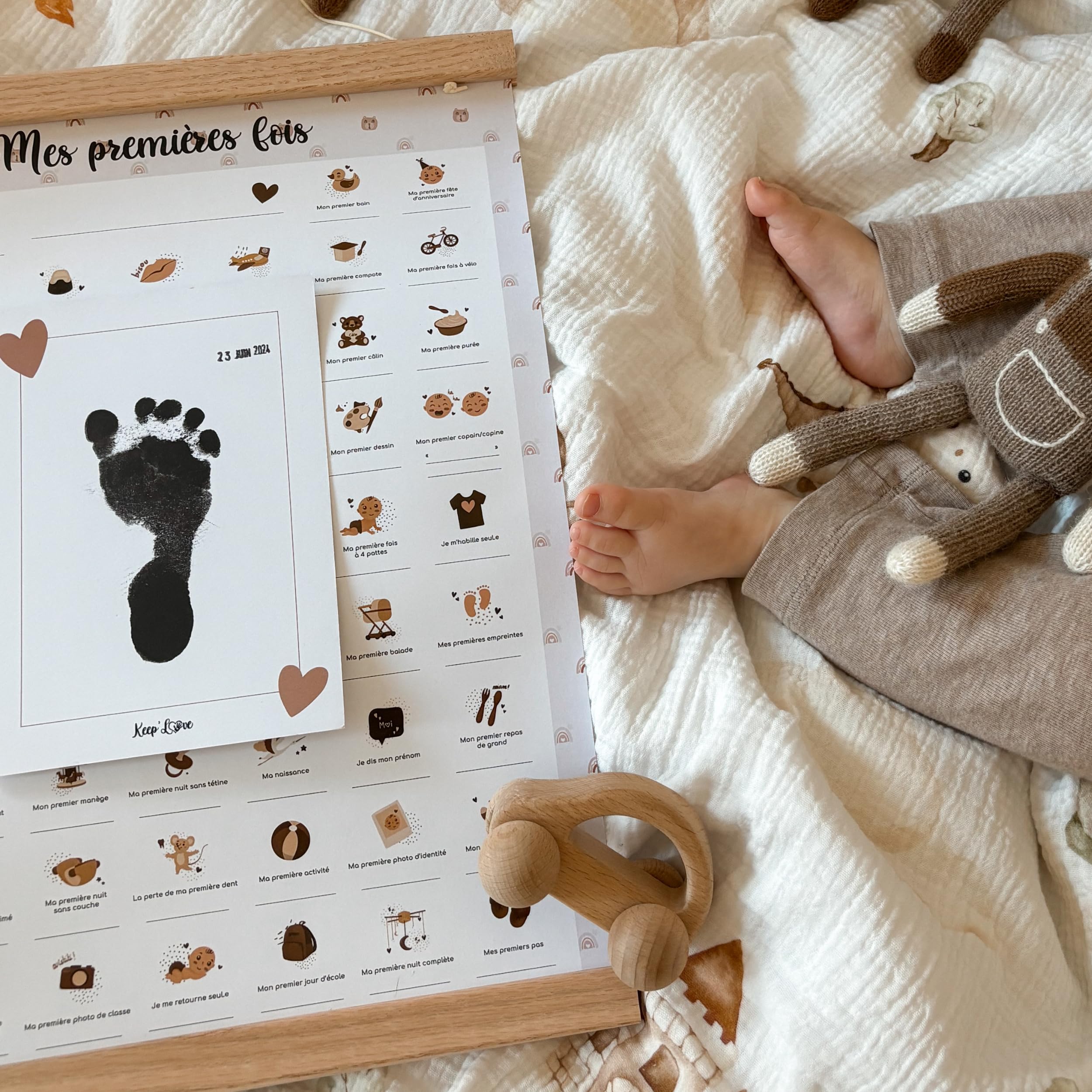 HuBorns - Poster Le Mie Prime Volte per Seguire le Tappe Fondamentali del Neonato, Regalo Neonato Maschio e Femmina, Decorazione Cameretta, Include Strisce di Legno per Appendere e Spazio per Foto