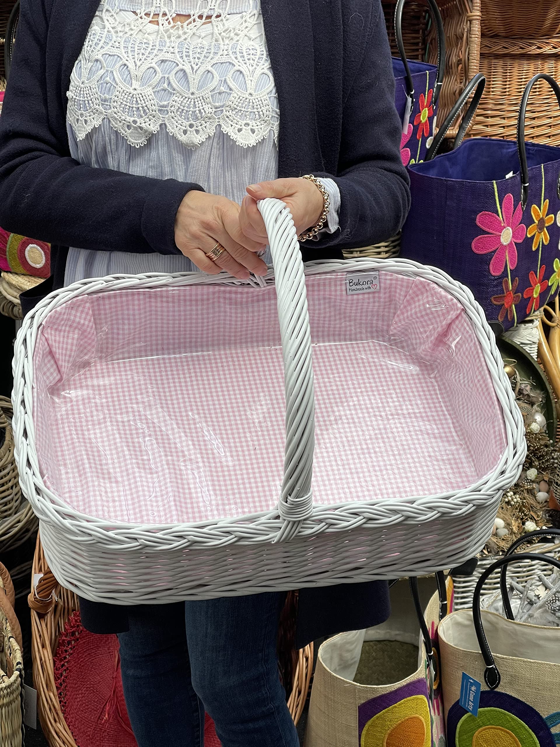 Bandeja de Mimbre. Blanco Lacado. con Forro Rosa a Cuadros