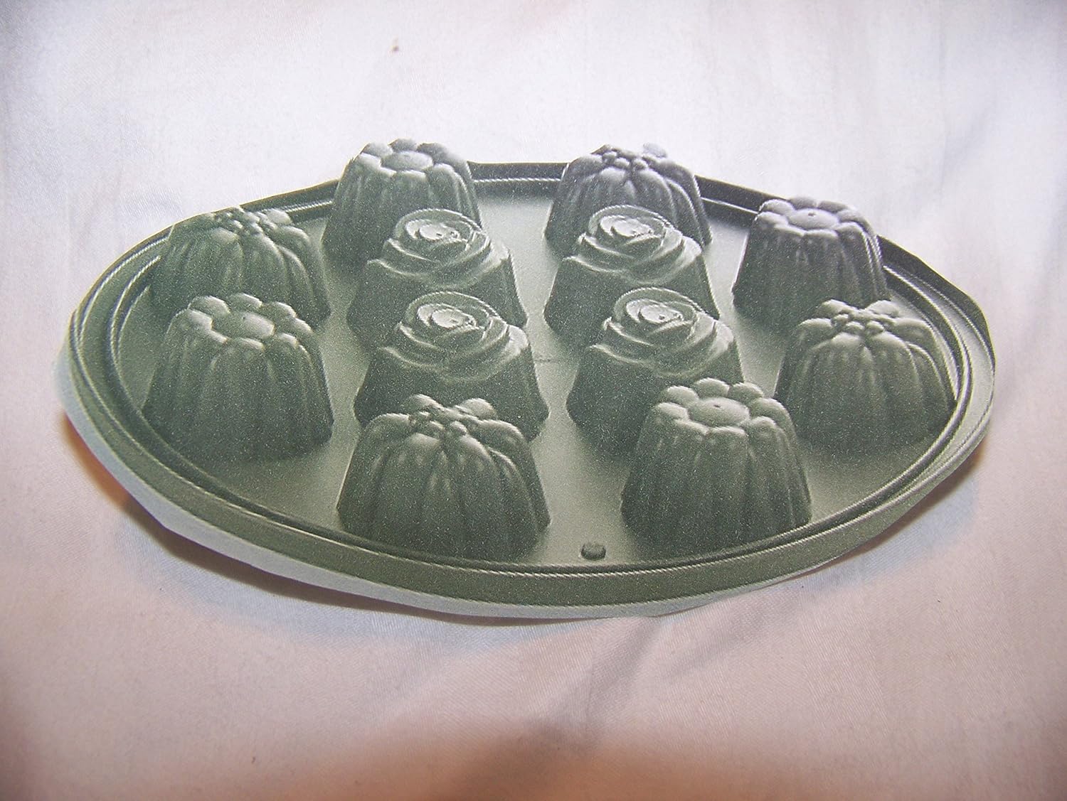 Pampered Chef Silicone Bakeware Floral Cupcake Pan Baking