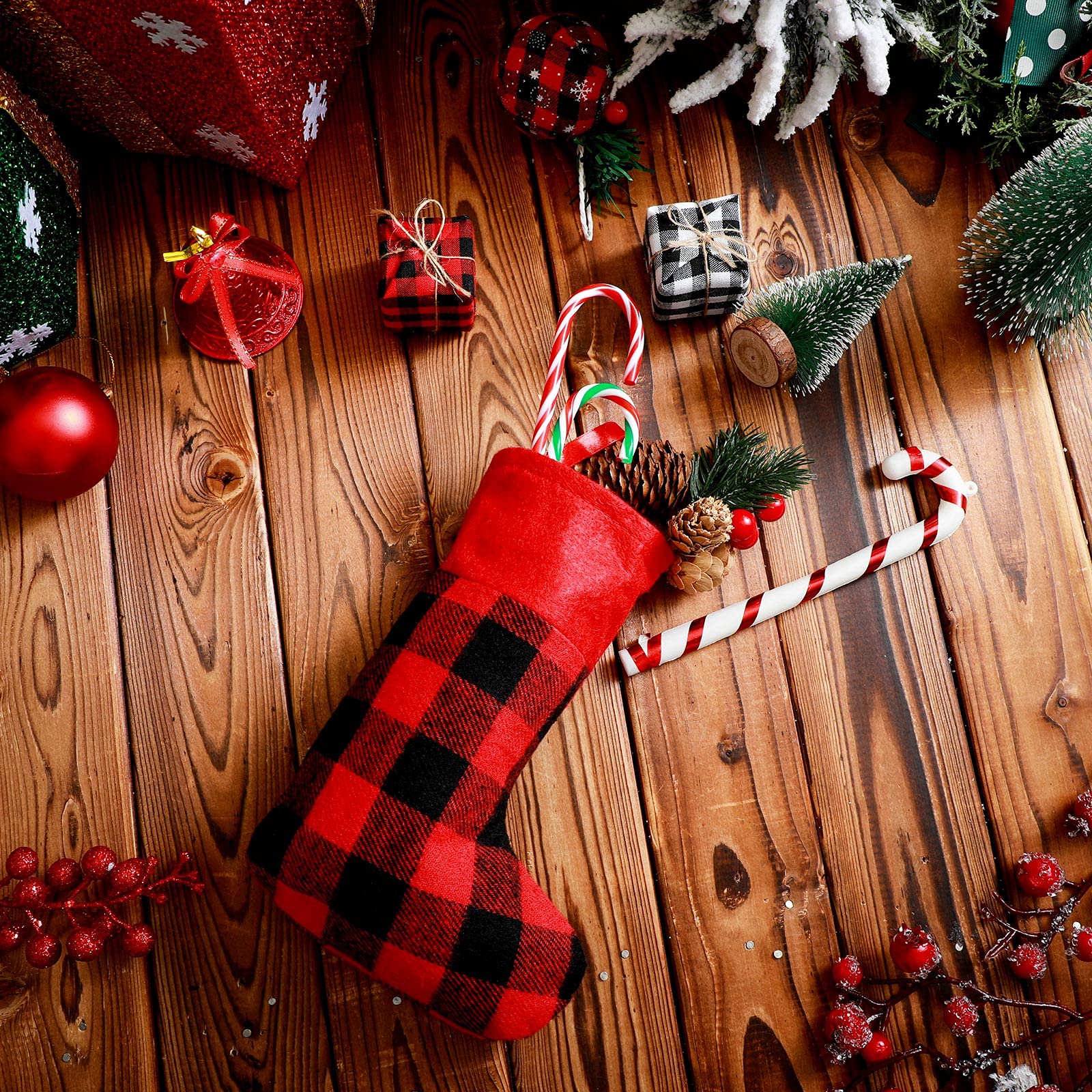 Skylety Lot de 24 mini chaussettes de Noël en vrac à motif écossais - Décorations à suspendre pour fêtes de fin d'année (rouge et noir, classique)