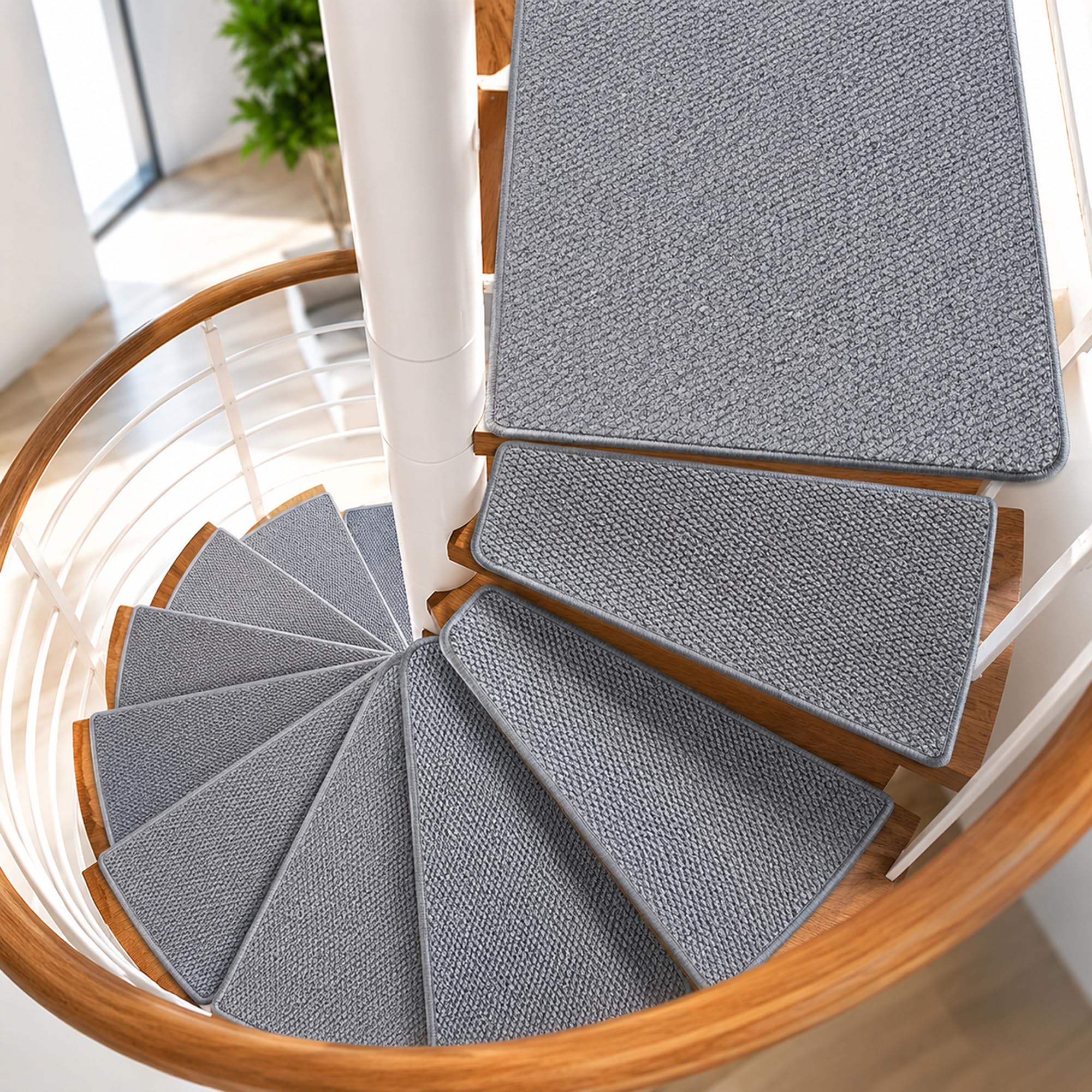 4 Pièces Tapis Antidérapants pour Escalier Tournant Auto-Adhésifs | Tapis doux avec dos adhésif. Idéal pour escaliers en bois ou colimaçon. Protège les marches et prévient les glissades.