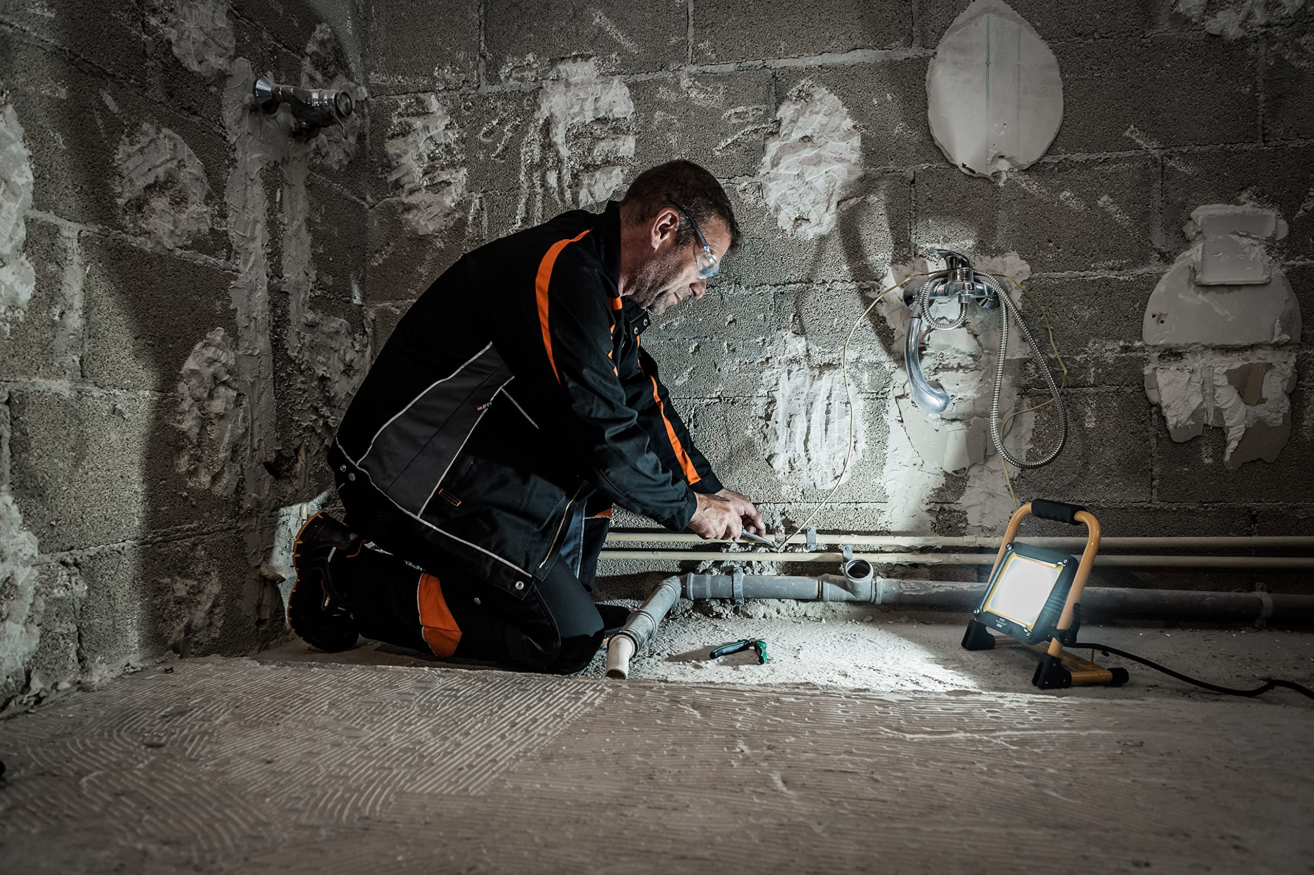 Brennenstuhl Projecteur LED portable JARO 3050 M pour une utilisation en extérieur IP65 (Spot de chantier LED 30W avec 3m de câble, avec verrouillage rapide sur glissière) 2650 lm Jaune/Noir