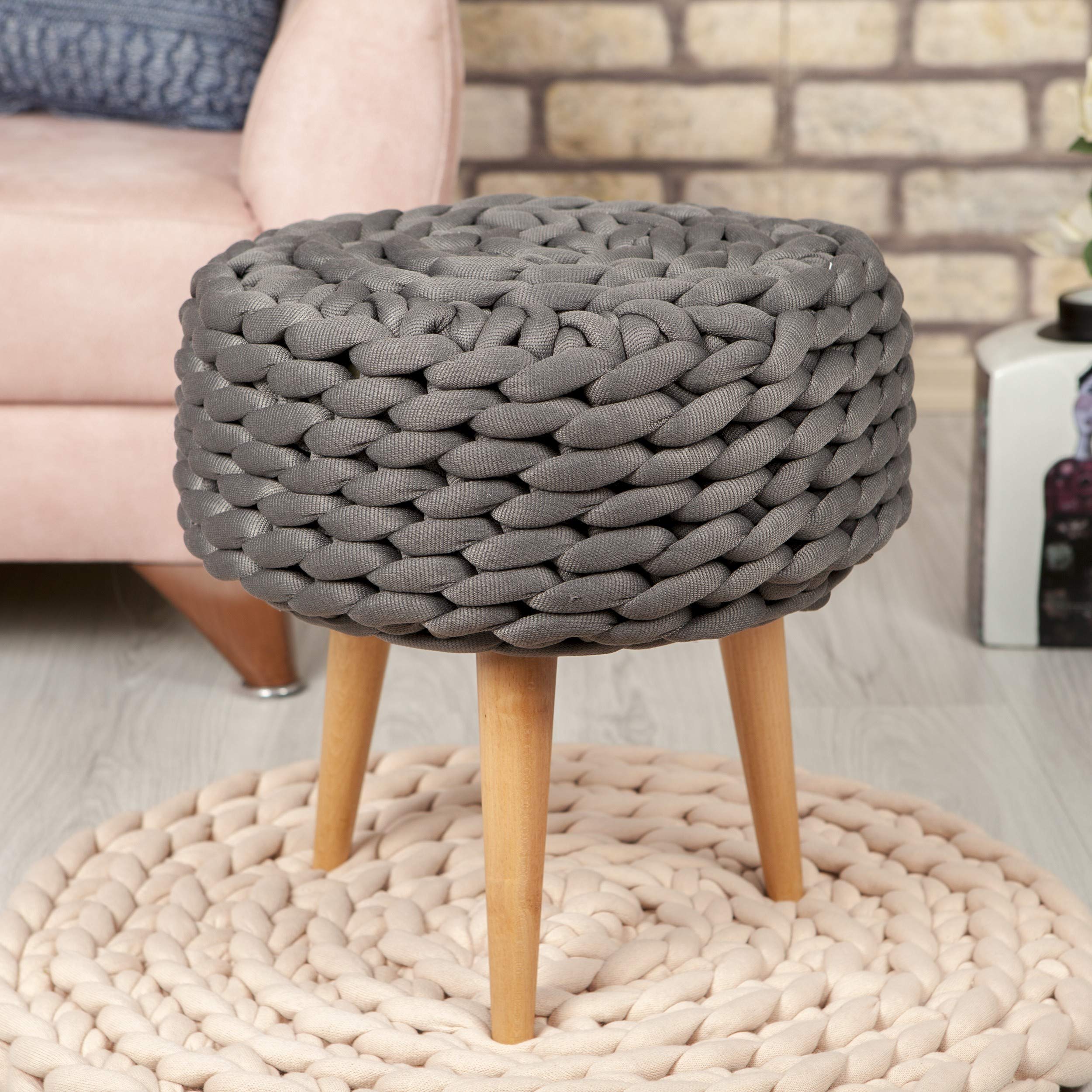 Pouf knitted gris oscuro para solucionar la falta de asientos en el salon