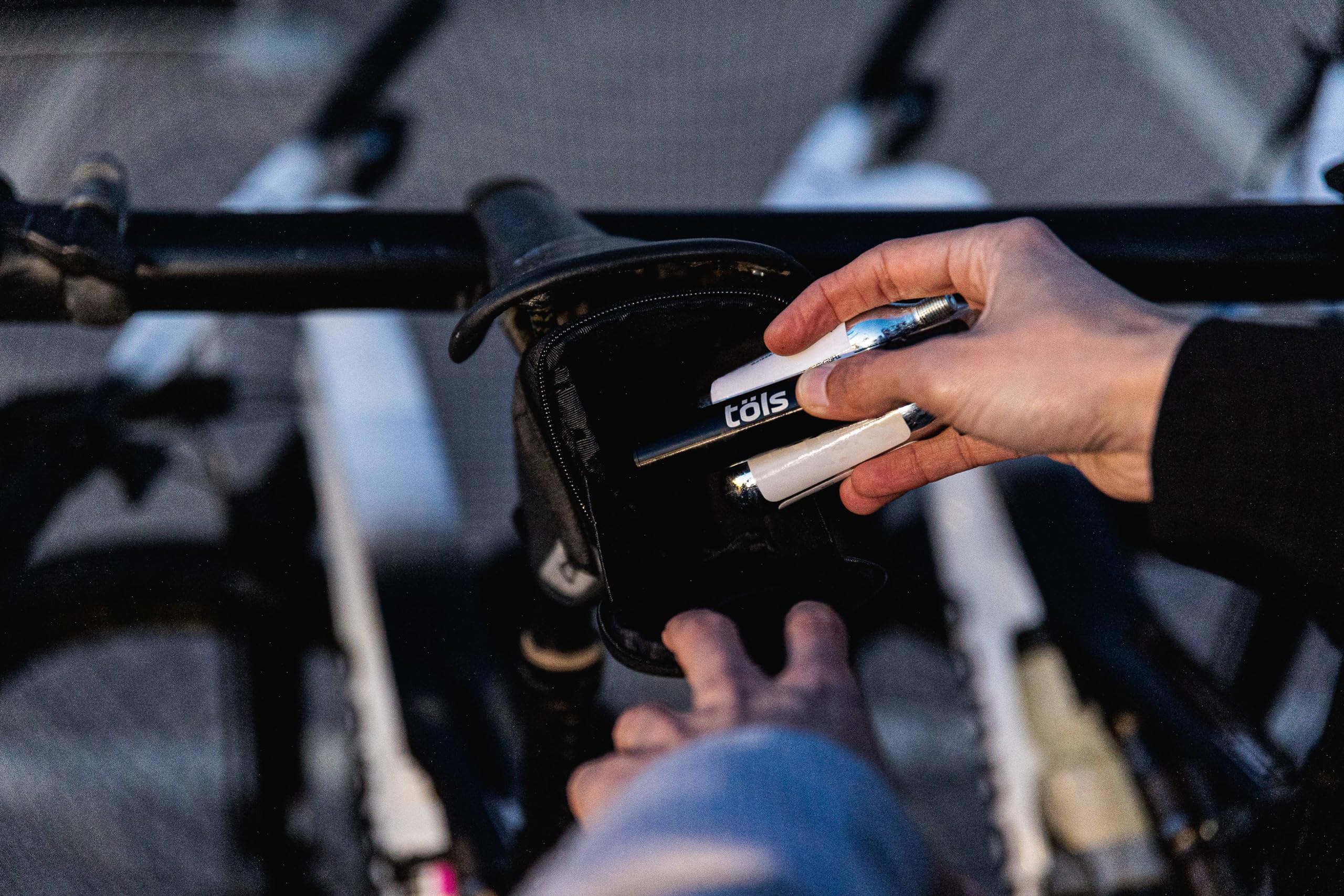 TÖLS Mini-Fahrradpumpe Aina, 132 ml, 80 PSI, Fahrrad-Reparaturset, inklusive Fahrradhalterung, tragbarer Luftpumpe für MTB, E-Bike und Rennrad, manuelle Steuerung oder CO2-Luftkompressor, Schwarz
