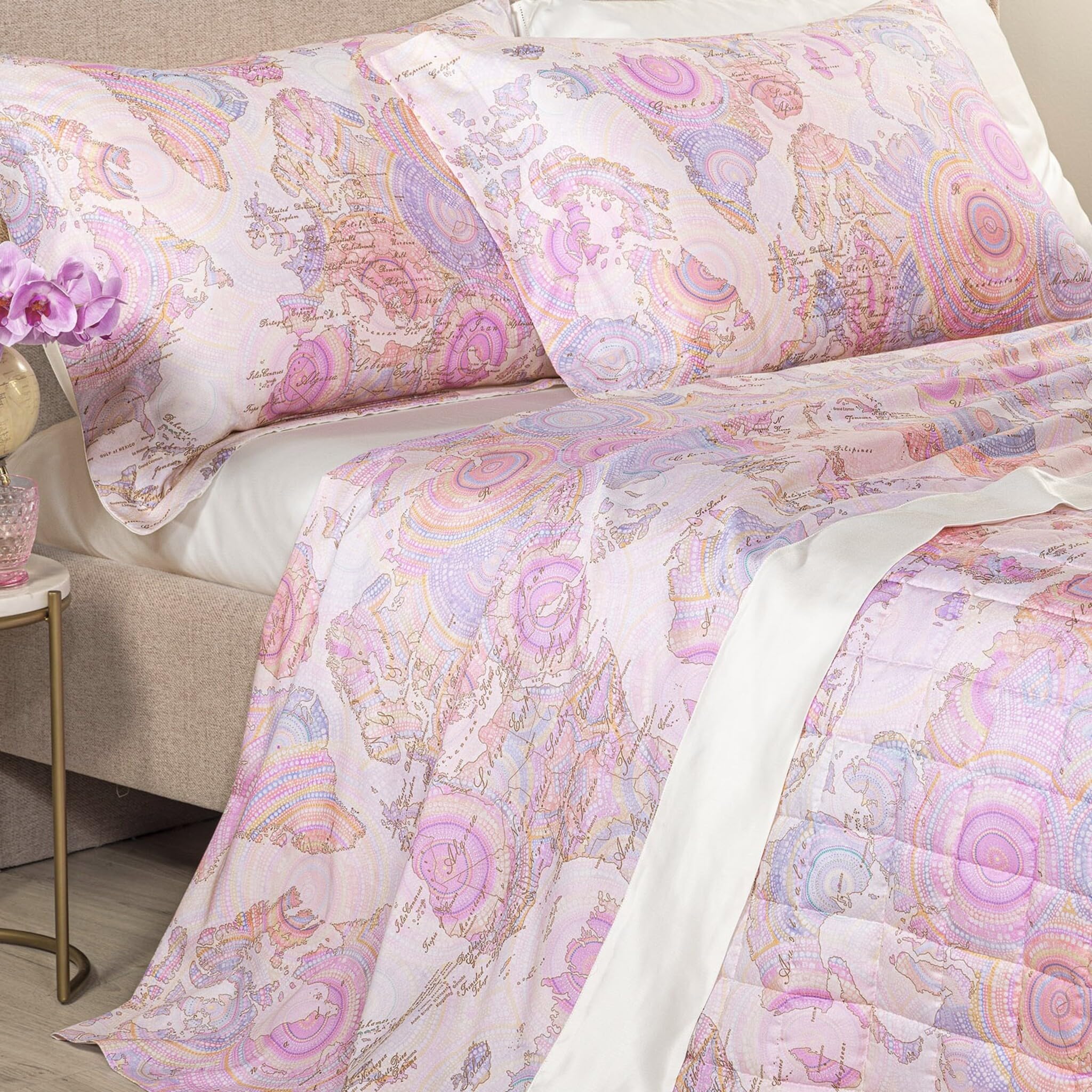 Completo Lenzuola Matrimoniale in Raso di Cotone Alviero Martini 1A Classe Geo Art – Set Letto 250x290, Sotto con Angoli 180x200 h28, 2 Federe 50x80 a 3 Volant – Made in Italy