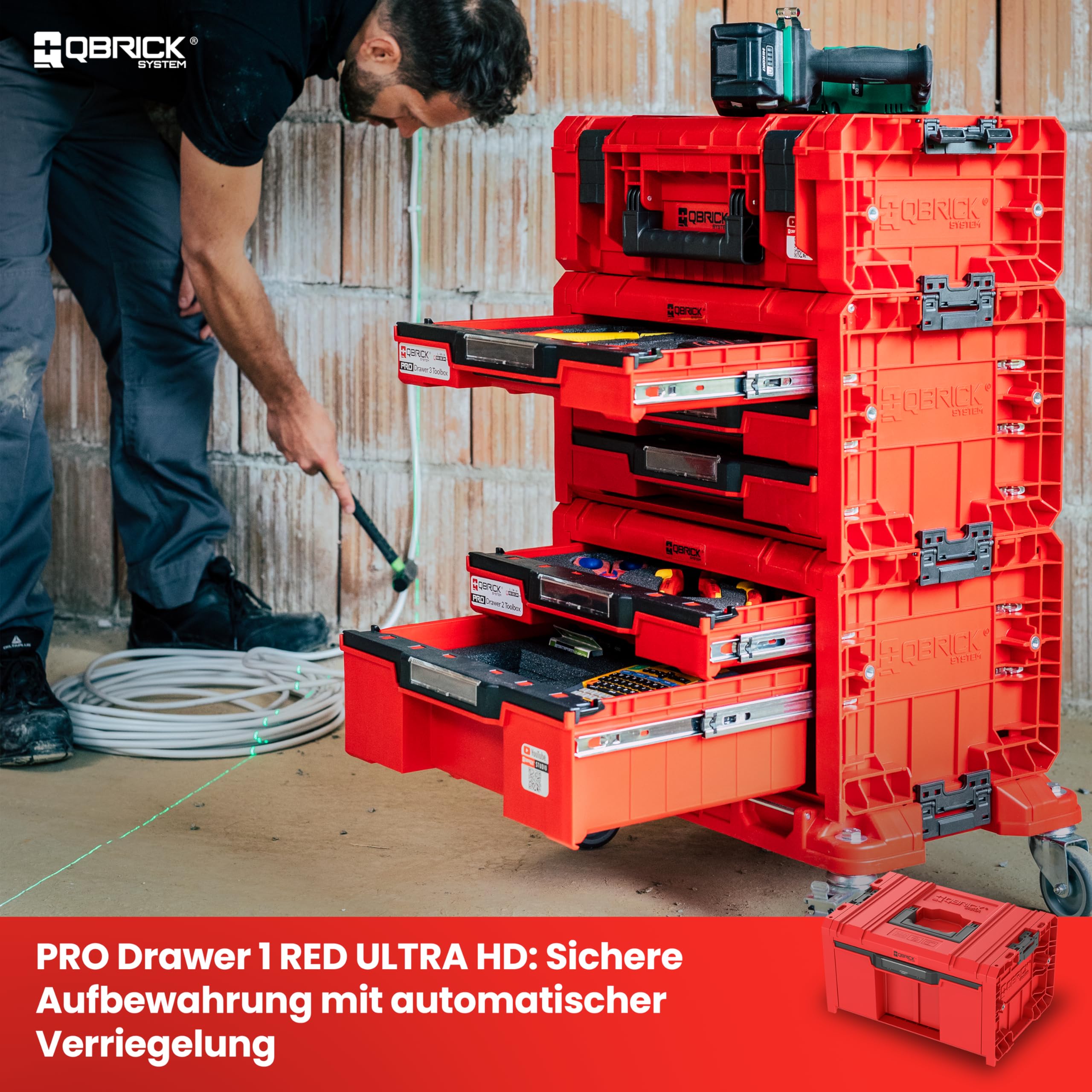 Extra robuste Schublade für schwere Werkzeuge – Der Werkzeugkoffer bietet eine tiefe, voll ausziehbare Schublade auf Metallschienen, ideal für sperrige Elektrowerkzeuge und Handwerkzeuge.