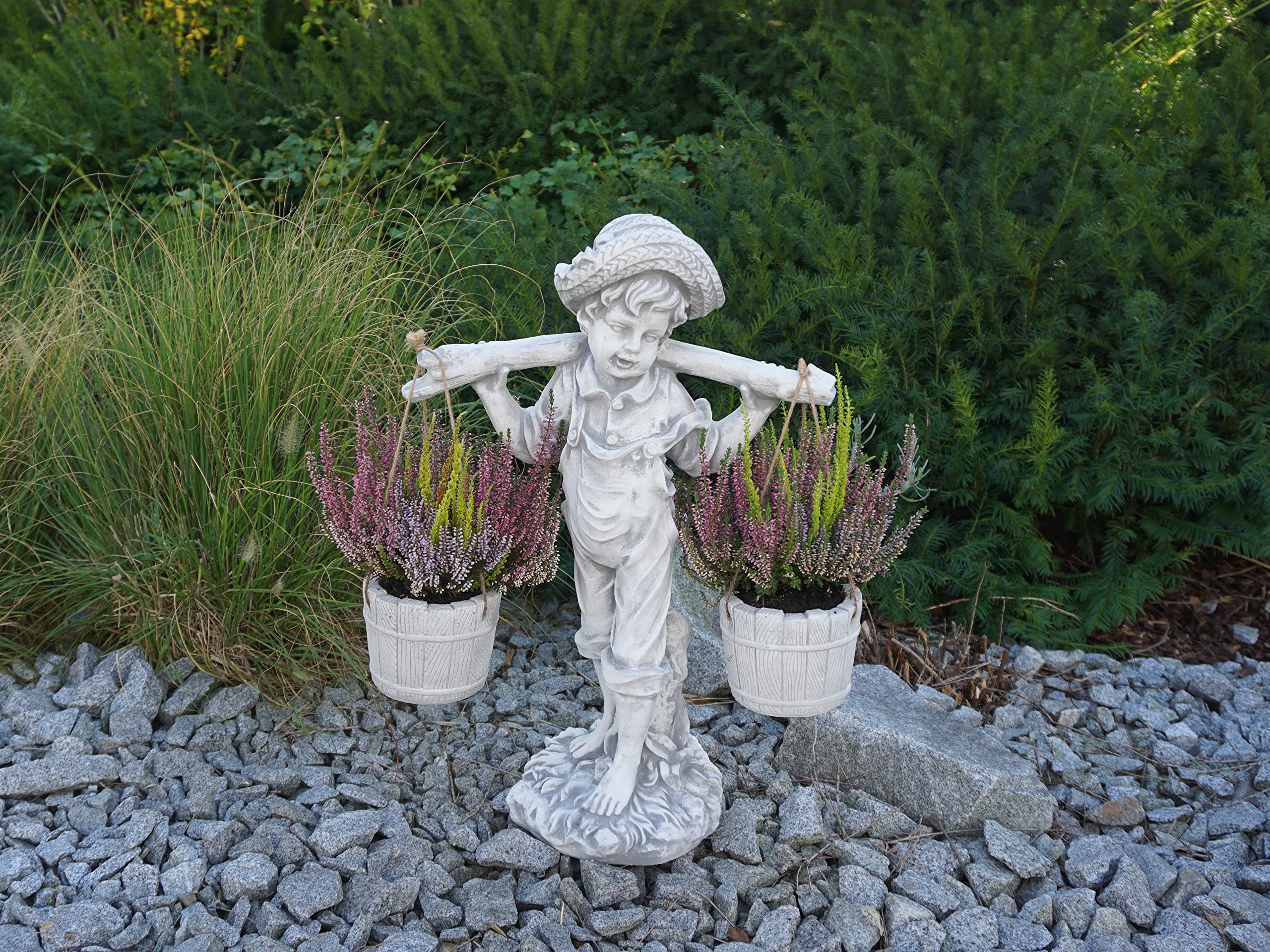 gartendekoparadies.de Junge mit Blumenampel, Steinfigur für Außenbereich, Grau, Frostsicher aus Steinguss, H. 60 cm, 20 kg