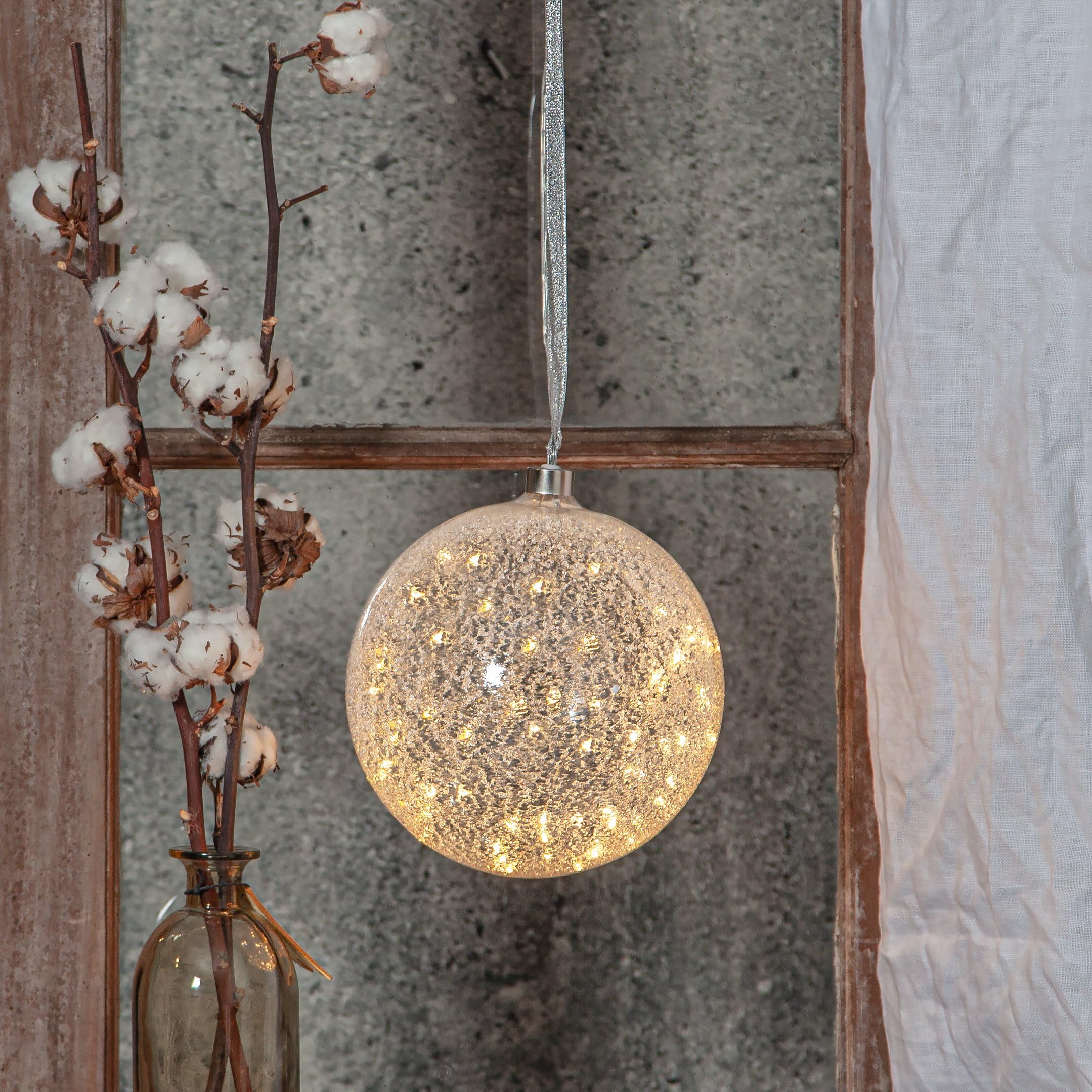 EGLO LED-Weihnachtskugel für Innen, beleuchtete Glaskugel zum Aufhängen Ø 20 cm, Leuchtkugel zum Hängen, warmweiß, Strom-Betrieb | Glaskugel zum Aufhängen Ø 20 cm, Leuchtkugel zum Hängen, warmweiß, Strom-Betrieb