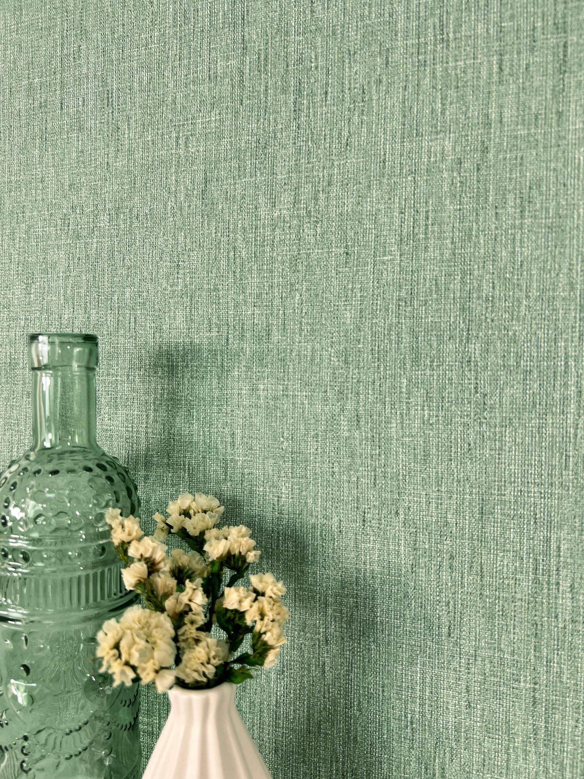 Papel pintado verde salvia premium con textura vertical mate y base de tejido TNT