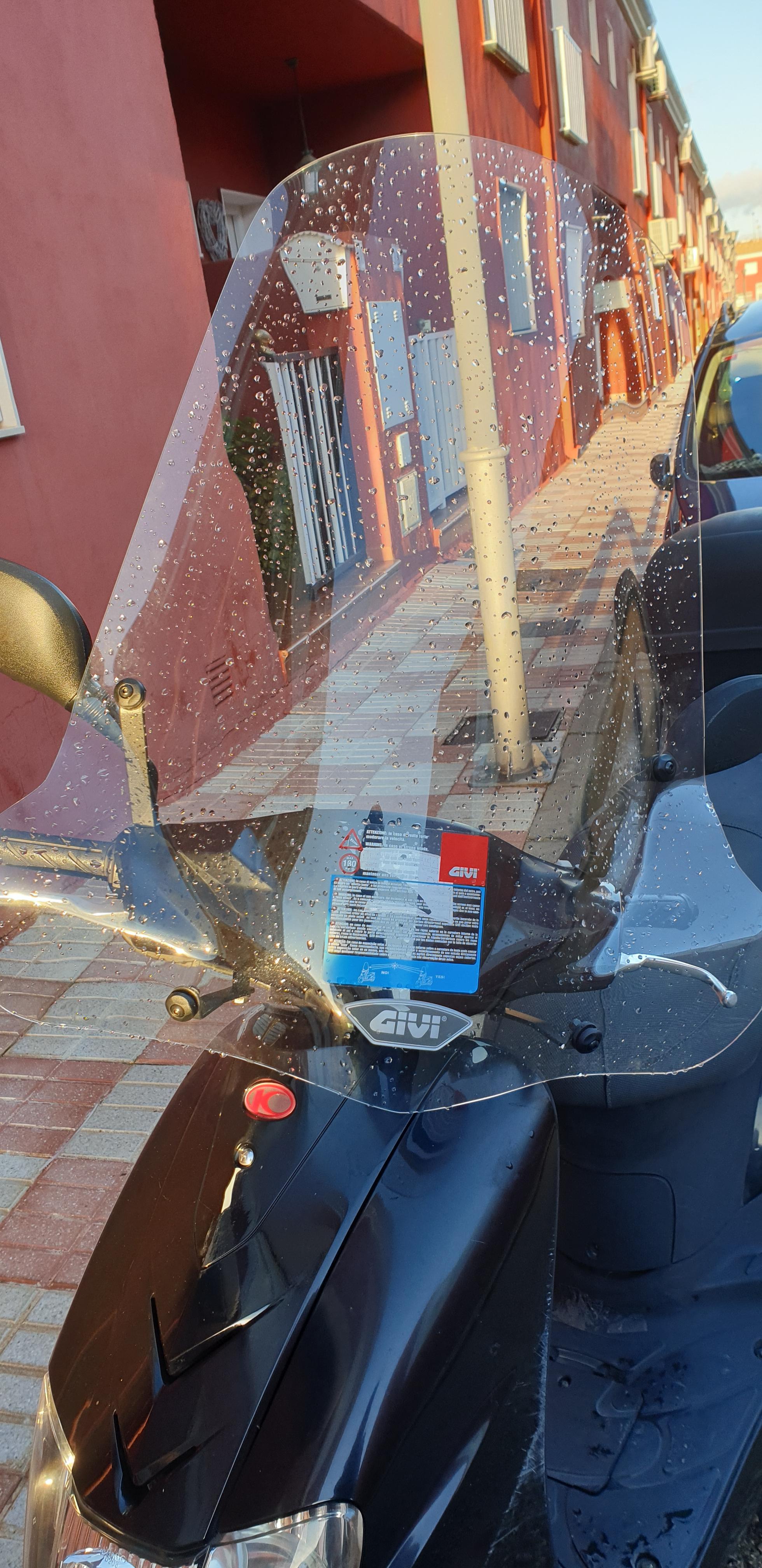 GIVI 441A Windscreen installed on a Kymco scooter, front view