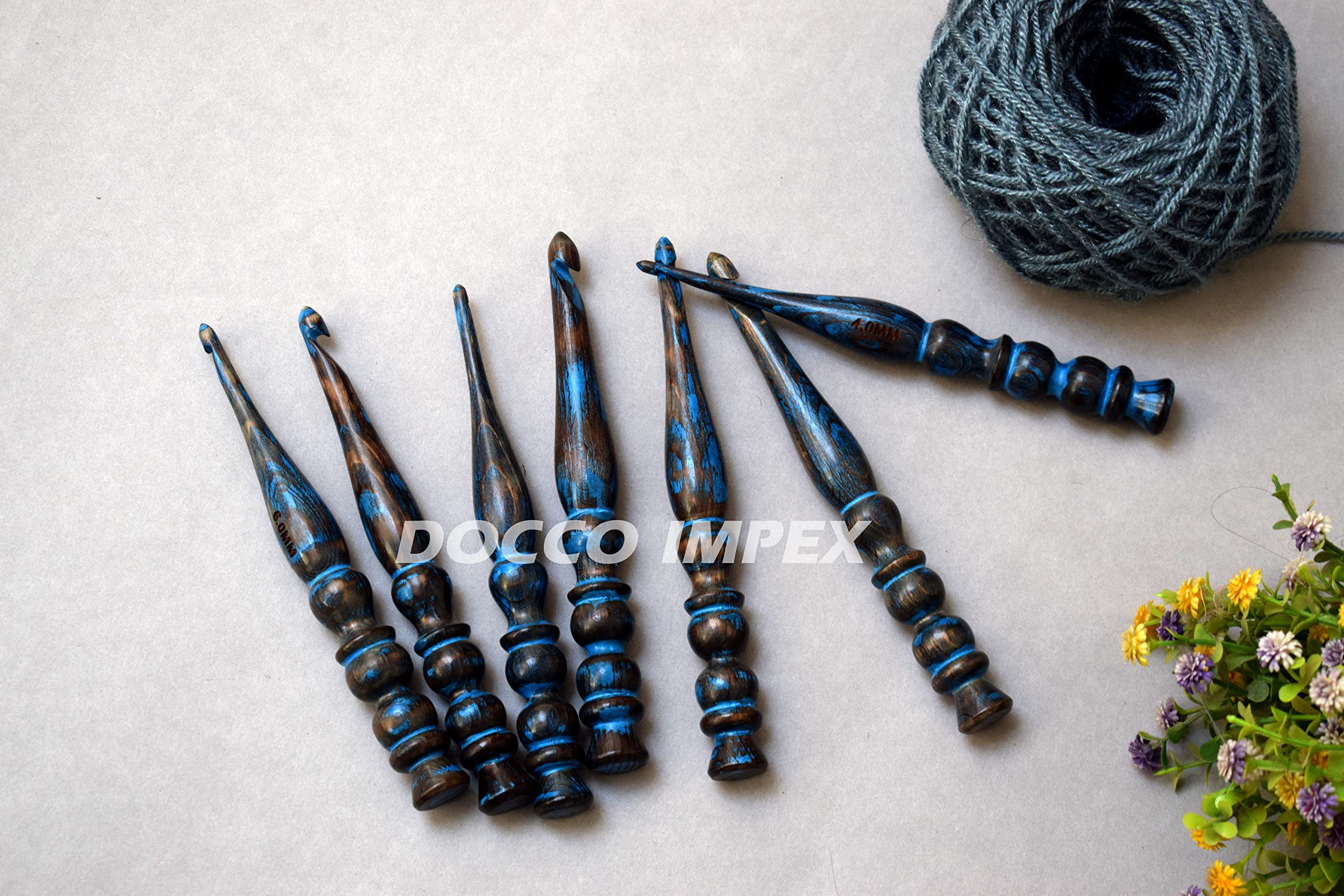 DOCCO IMPEX Set di 7 uncinetti ergonomici in legno fatti a mano, per mani artritiche, dimensioni da 4 mm a 10 mm, con incisione, aghi per filati e accessori per uncinetto, strumento per filato (blu