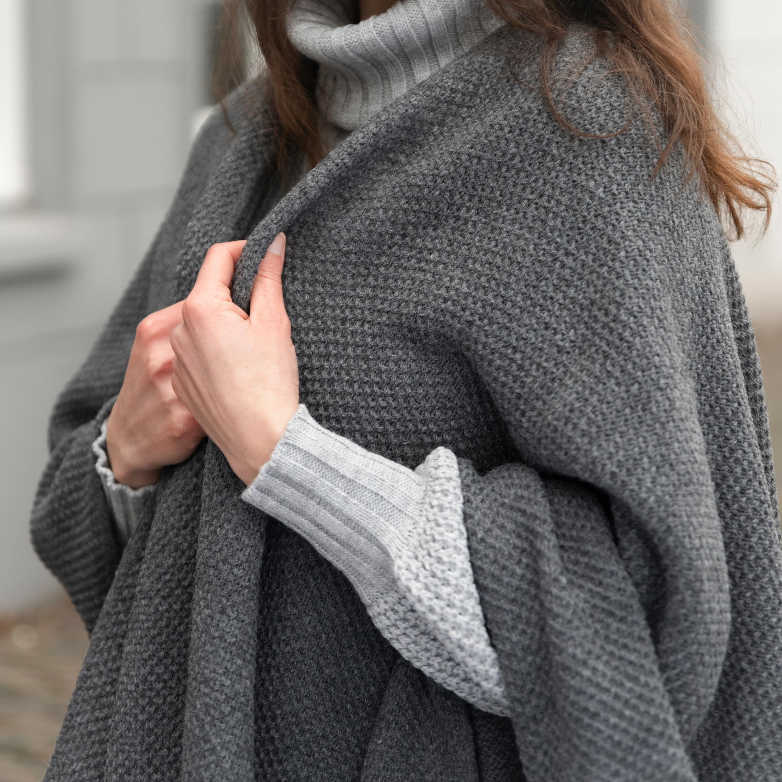 KNIT FACTORY - Jazz Poncho - Elegant Gestrickter Damen Cape - Wickelschal mit Wolle - Hochwertige Qualität