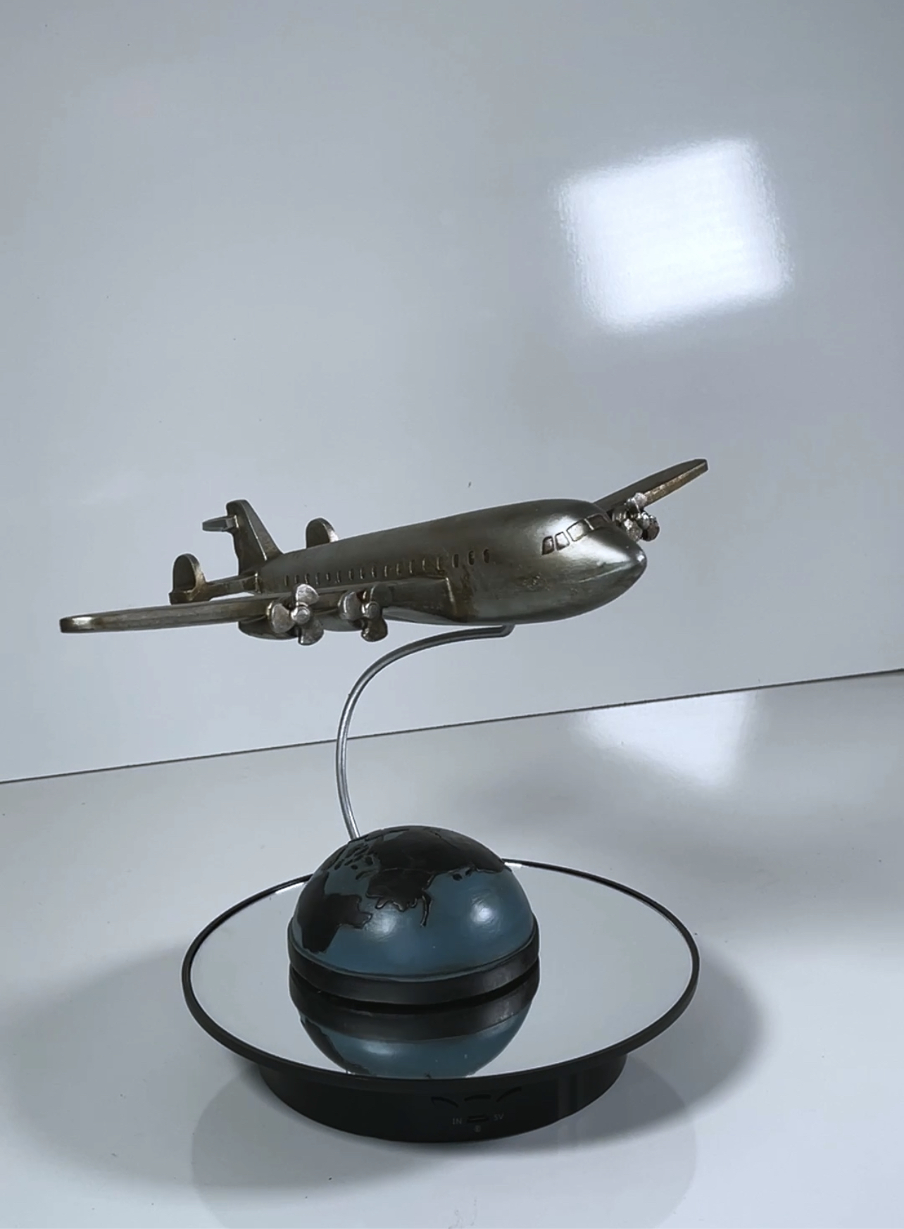 Estatua avión escritorio decorativo dorado 7x5x8 in miniatura 7