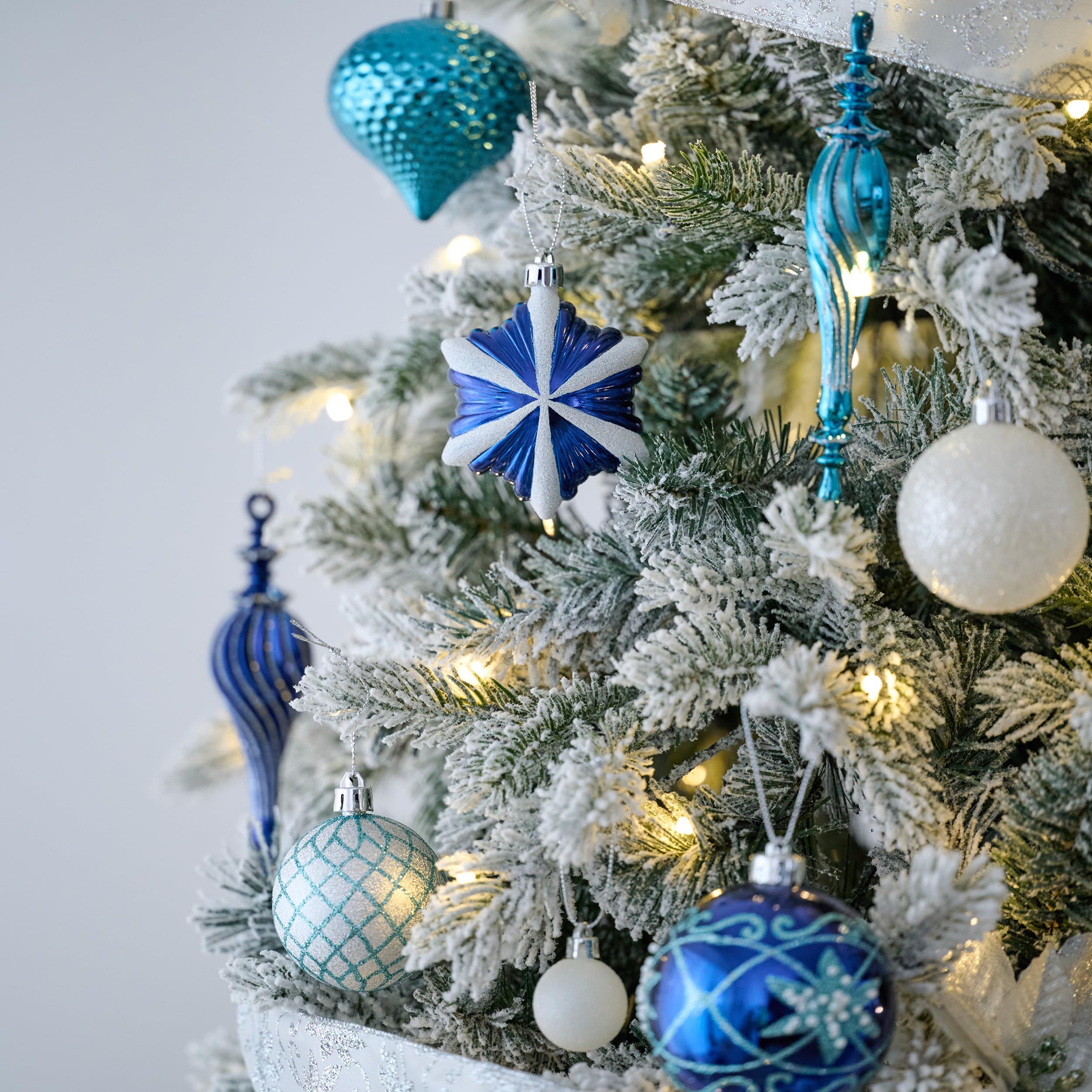 Valery Madelyn Lot de 130 décorations de sapin de Noël à suspendre en plastique incassable pour intérieur et extérieur – Pendentifs saisonniers pour fête de Noël, couronne, guirlande (bleu et argenté)