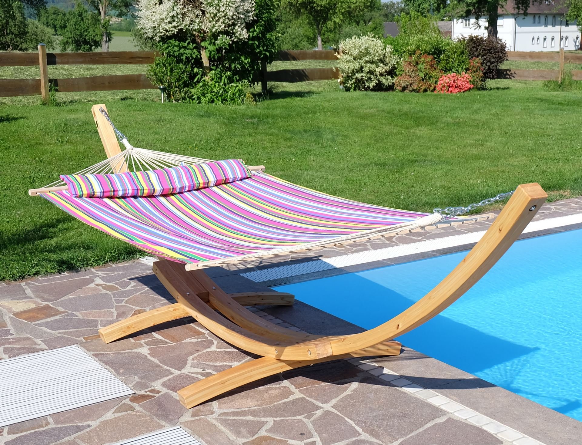 ALEOS Hängemattengestell NATUR-MONA – 350 Cm – Aus Lärche Holz Mit Bunter Tuchhängematte – Robust, Wetterfest & Bis 150 Kg Belastbar
