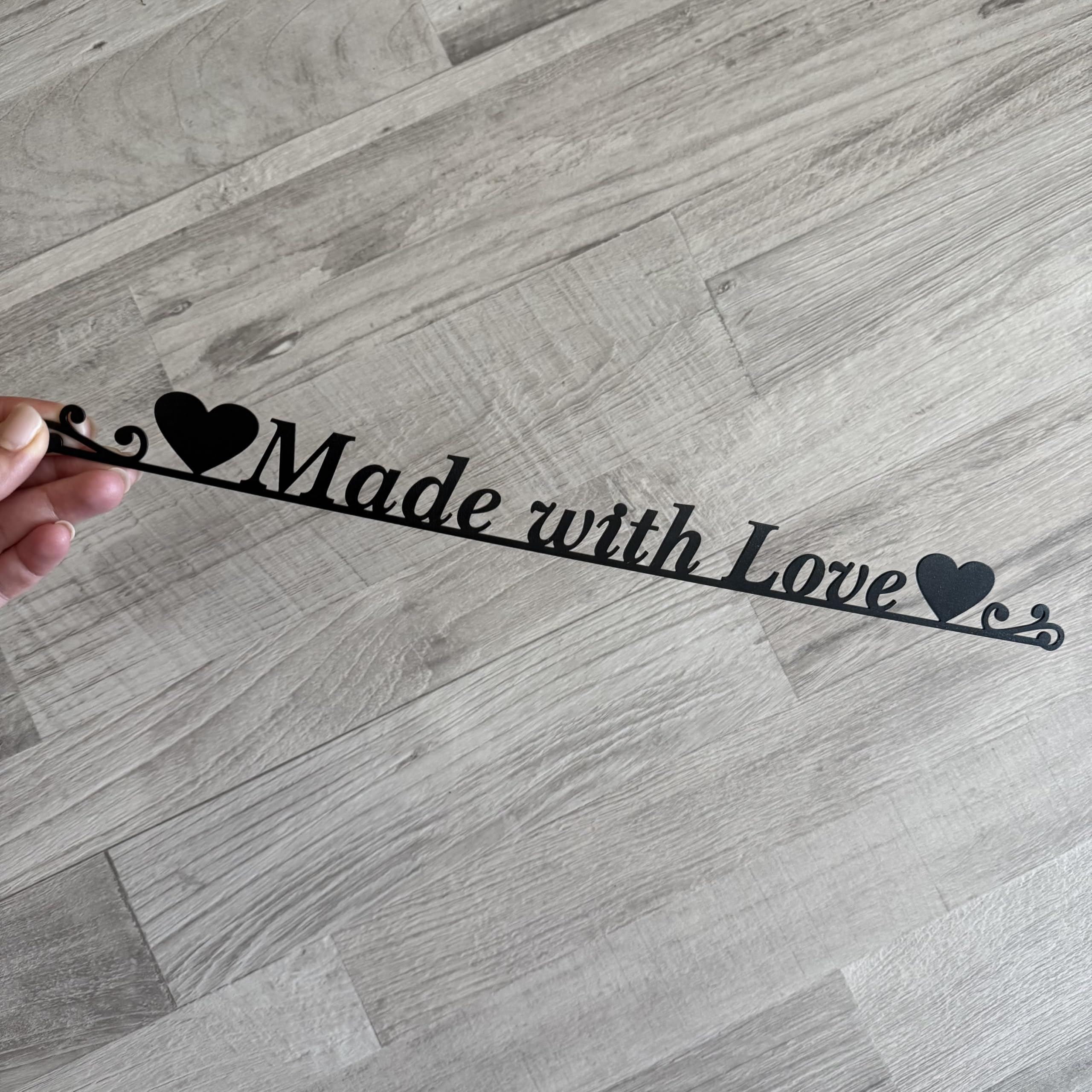 Letrero de cocina personalizado – Hecho con cariño – Regalo para mamá o abuela – Decoración de cocina para amantes de la cocina – Nombre en metal cortado a láser – Cartel colgante personalizado