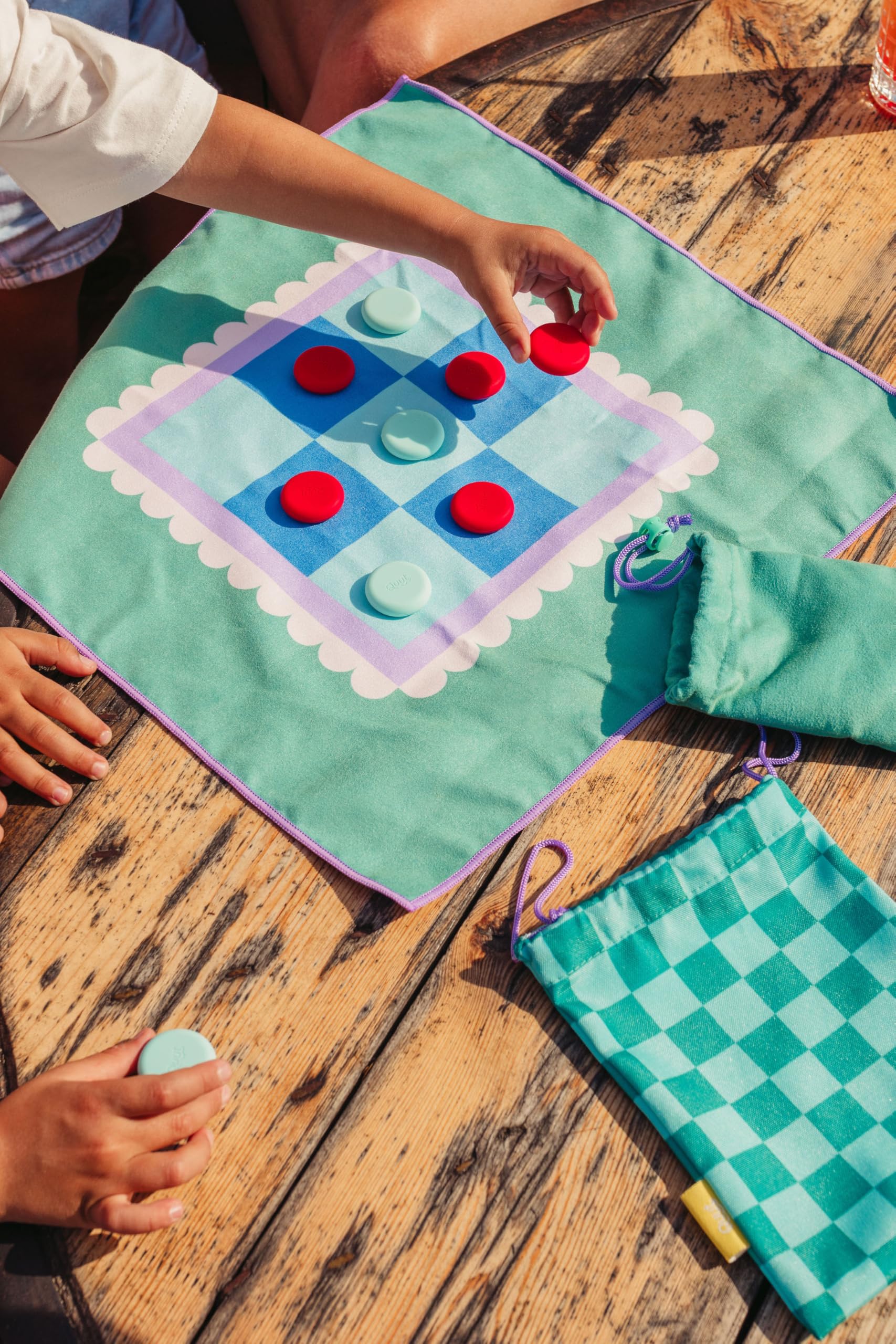 Quut - Jeu de Voyage 2 en 1 Petits Chevaux & Morpion pour Enfants dès 3 Ans - réversible - imperméable - Microfibre - 18 pions en Silicone - 2 dés - avec Pochette