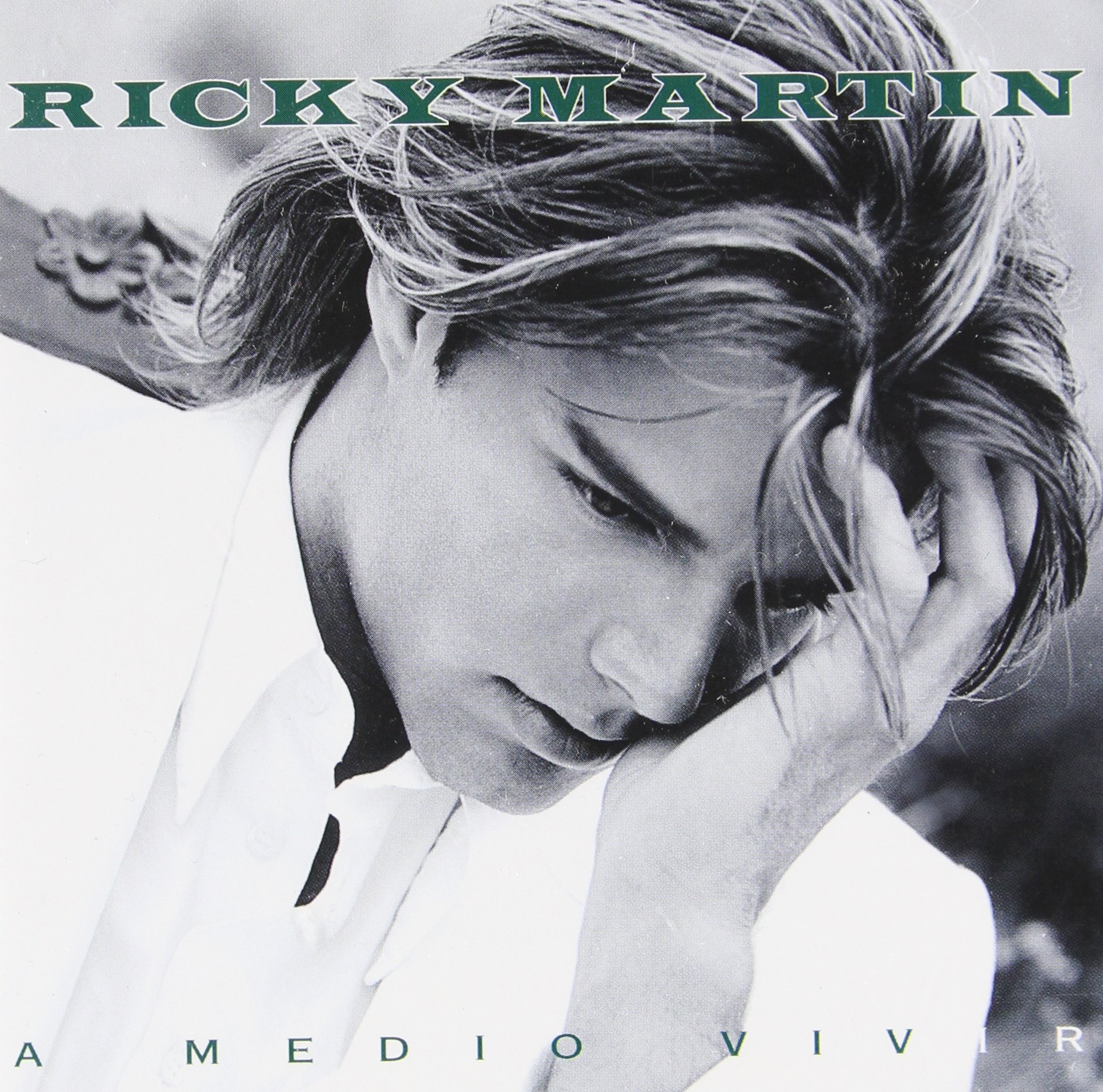 A Medio Vivir (Latin) [Audio CD] Martin, Ricky