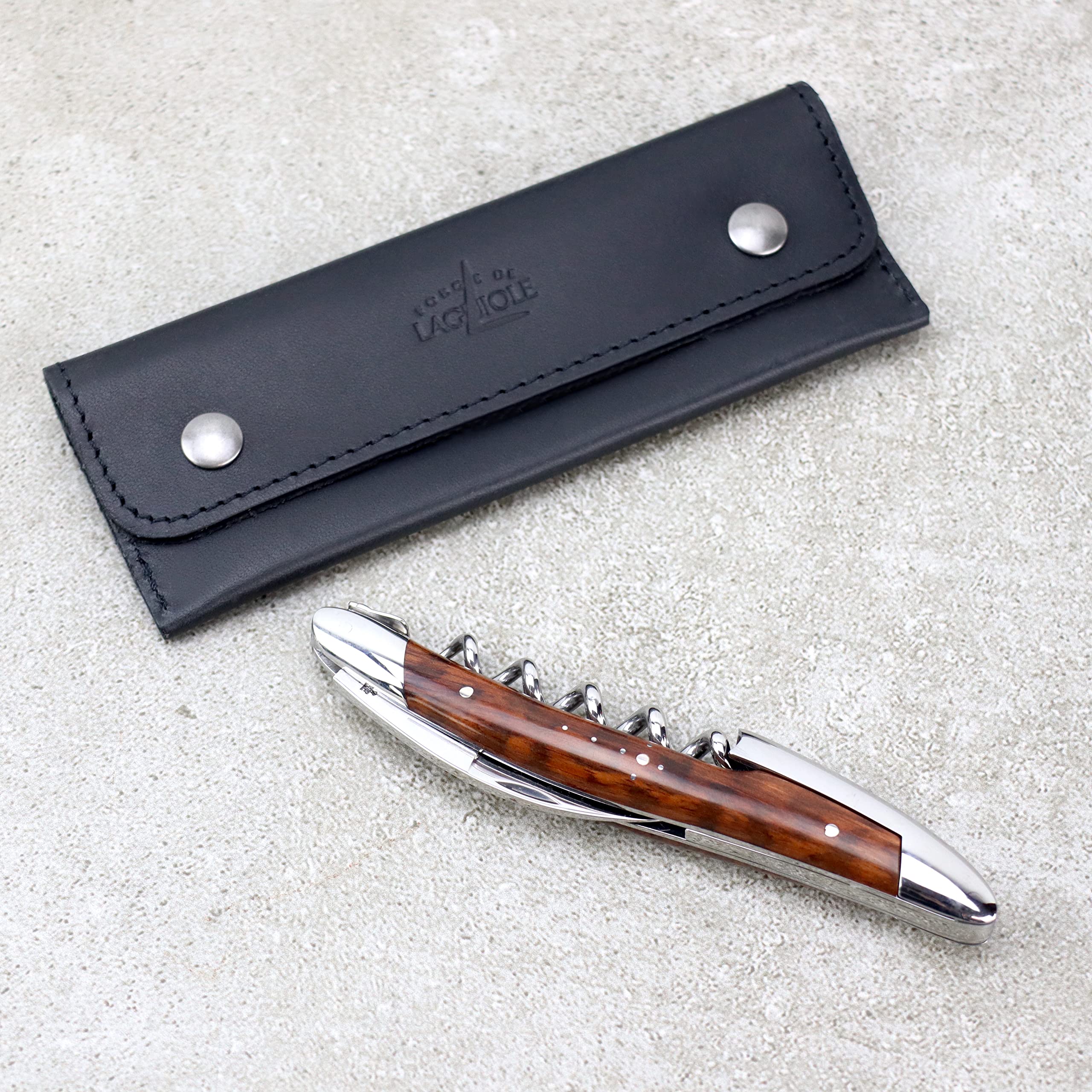 Forge De Laguiole Geschenkset Kellnermesser Sommelier Messer- Griff Amourette - Glänzend + schwarzes Lederetui + Poliertuch