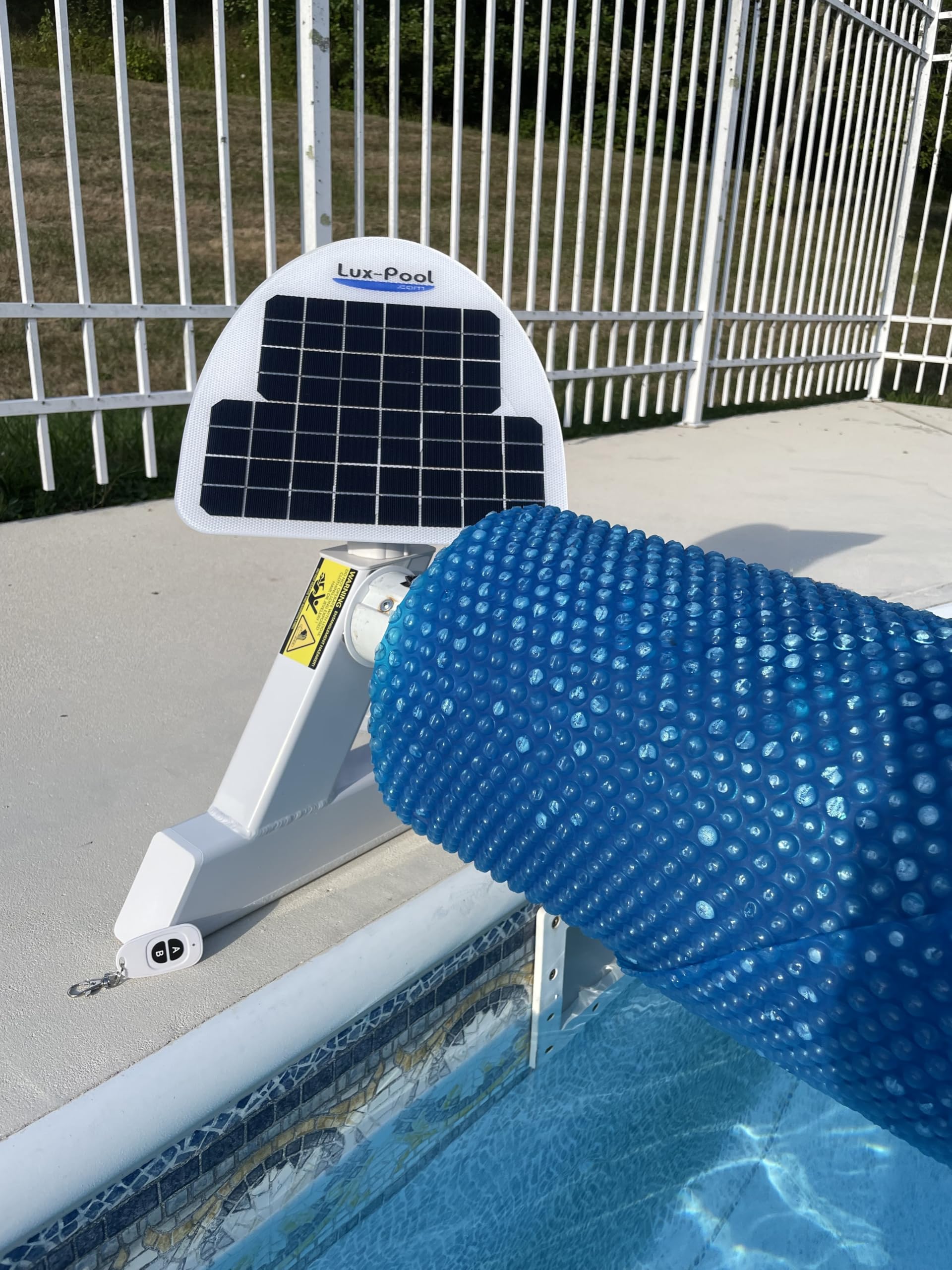 Enrouleur de couverture solaire motorisé à piles solaires (blanc) – Fonctionnement simple par clic – Convient pour les piscines rectangulaires jusqu'à 50,8 x 101,6 m