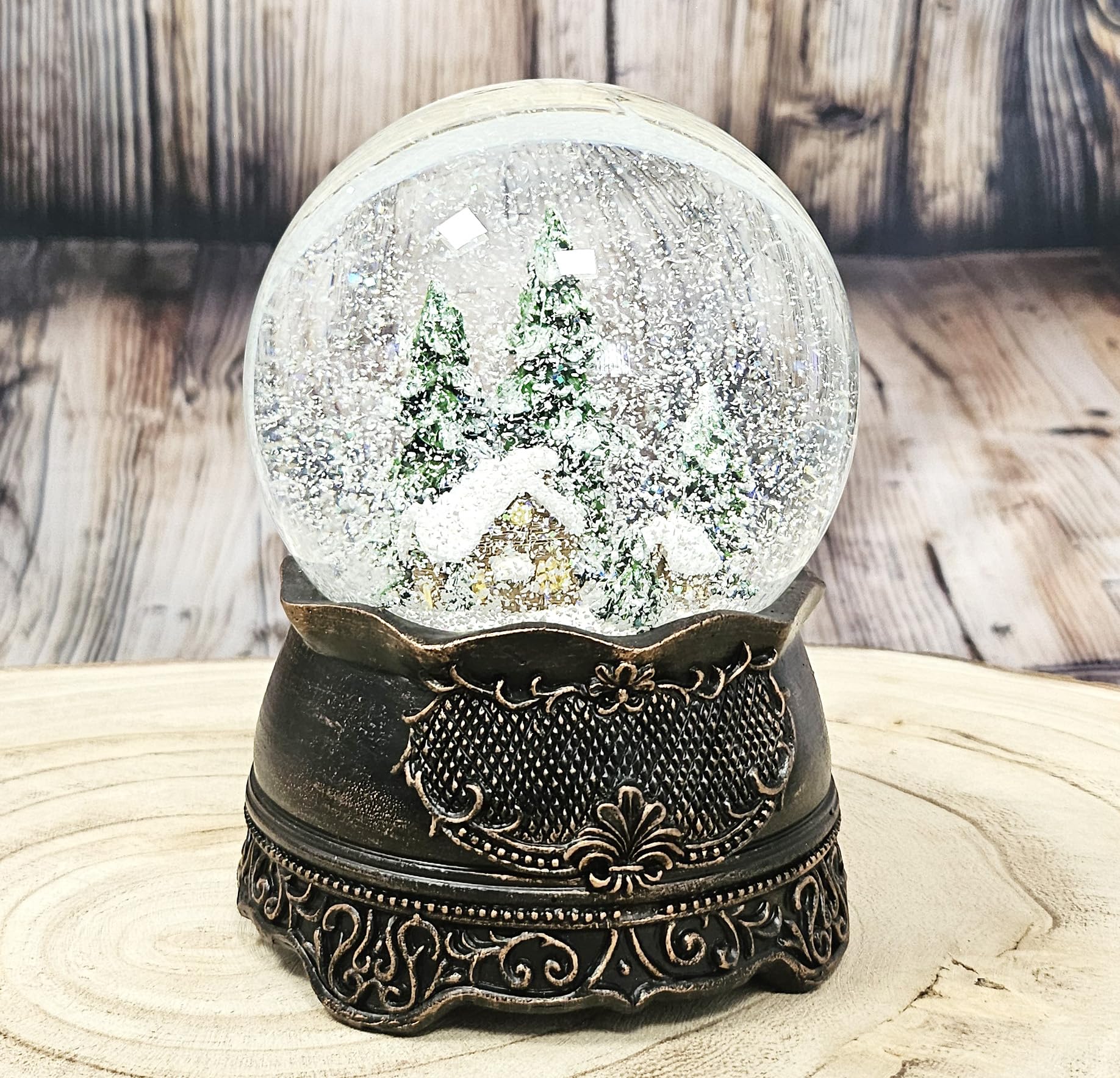 Hüttenzauber Schneekugel Musik | Kupfer antik | B: 10cm, H: 14 cm | 20324 | Nostalgische Winterhütte im Winterwald in Schüttelkugel | mechanische Spieluhr | Weihnachtsdekoration mit Musik