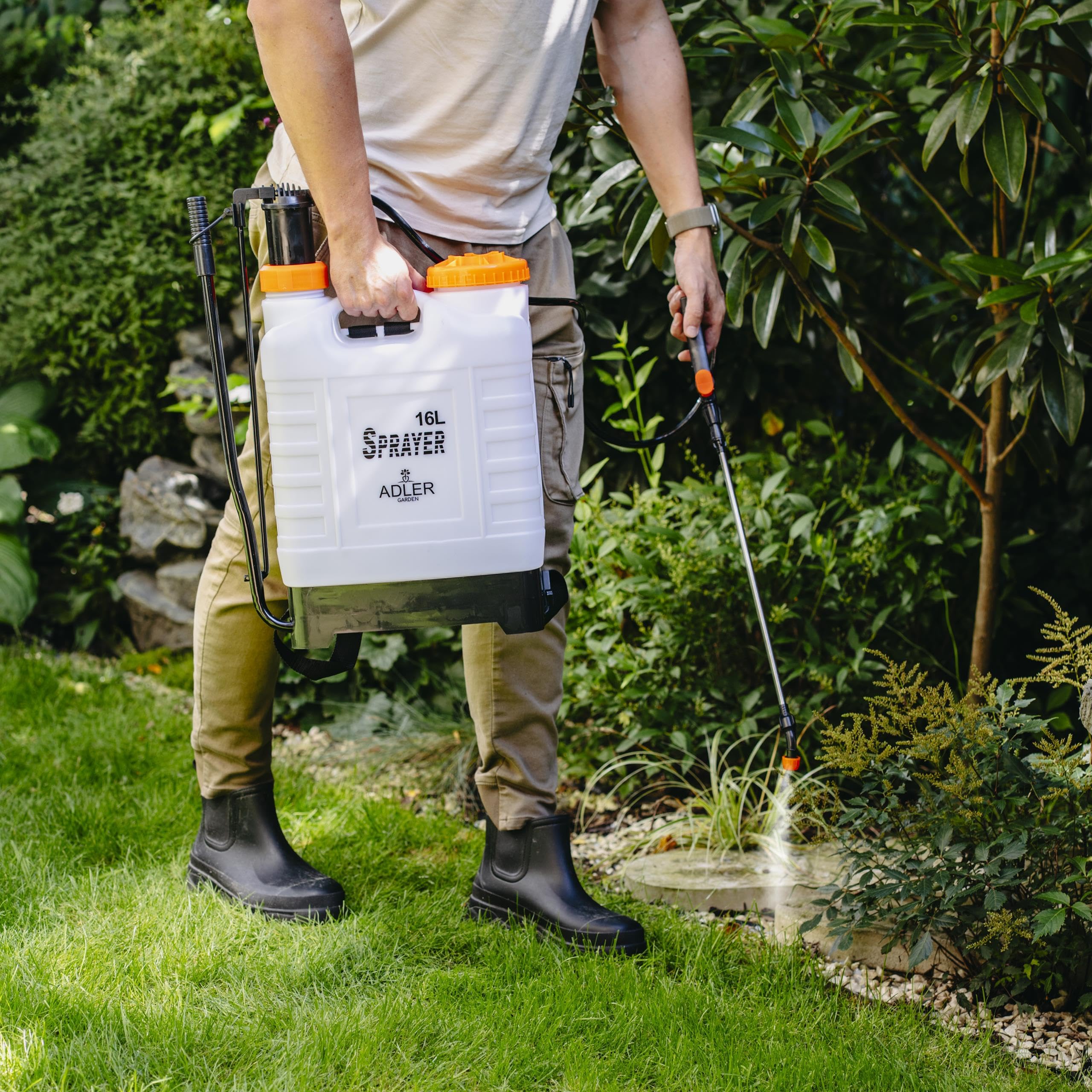 ADLER EUROPE Rückenspritze – Drucksprüher 16 L mit teleskopischer 48–83 cm Edelstahl-Lanze und 115 cm Schlauch, Arbeitsdruck 2–3 bar - Sicherheitsventil – ideal für große Gärten und Nutzflächen