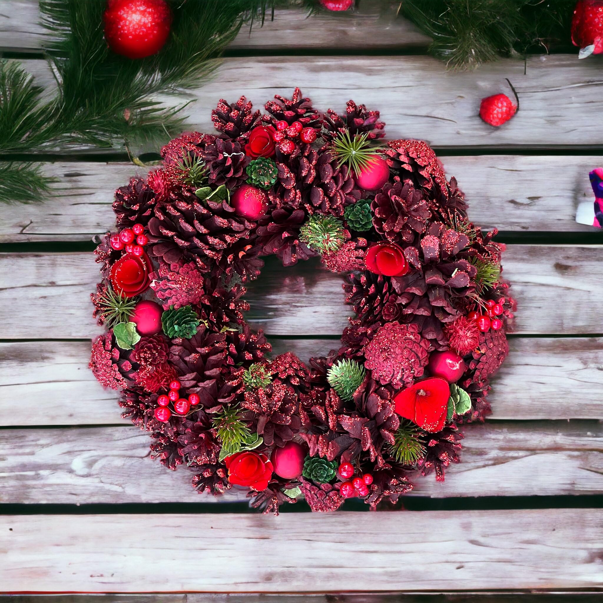 MIJOMA Corona de Navidad con piñas, bonita decoración invernal para pared y puerta, corona de Adviento hecha a mano con piñas, abeto artificial y bayas (rojo/verde)