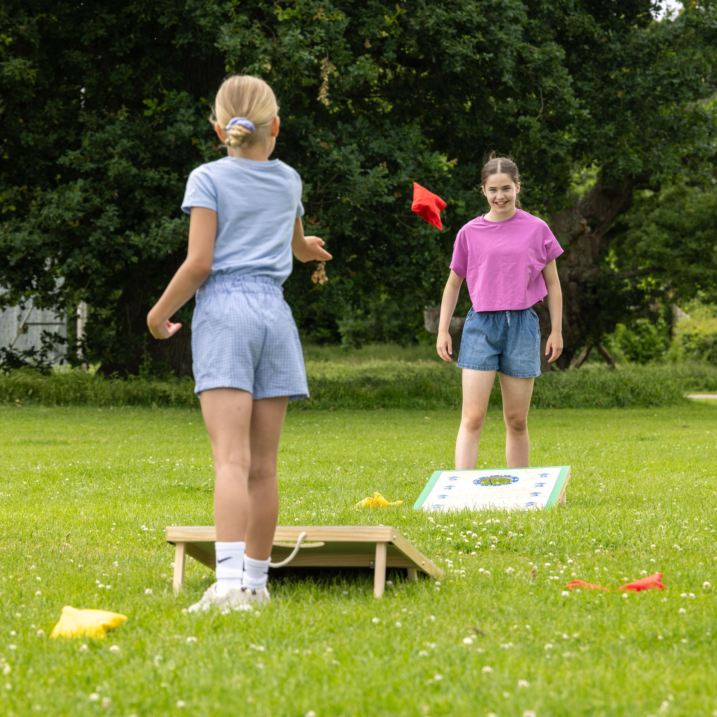 Grasshopper Games Cornhole Set, FSC Holz Faltbretter mit Tragegriffen, Sitzsack Wurfspiel mit 8 Beuteln, Familie Outdoor Garten Spiel für alle Altersgruppen