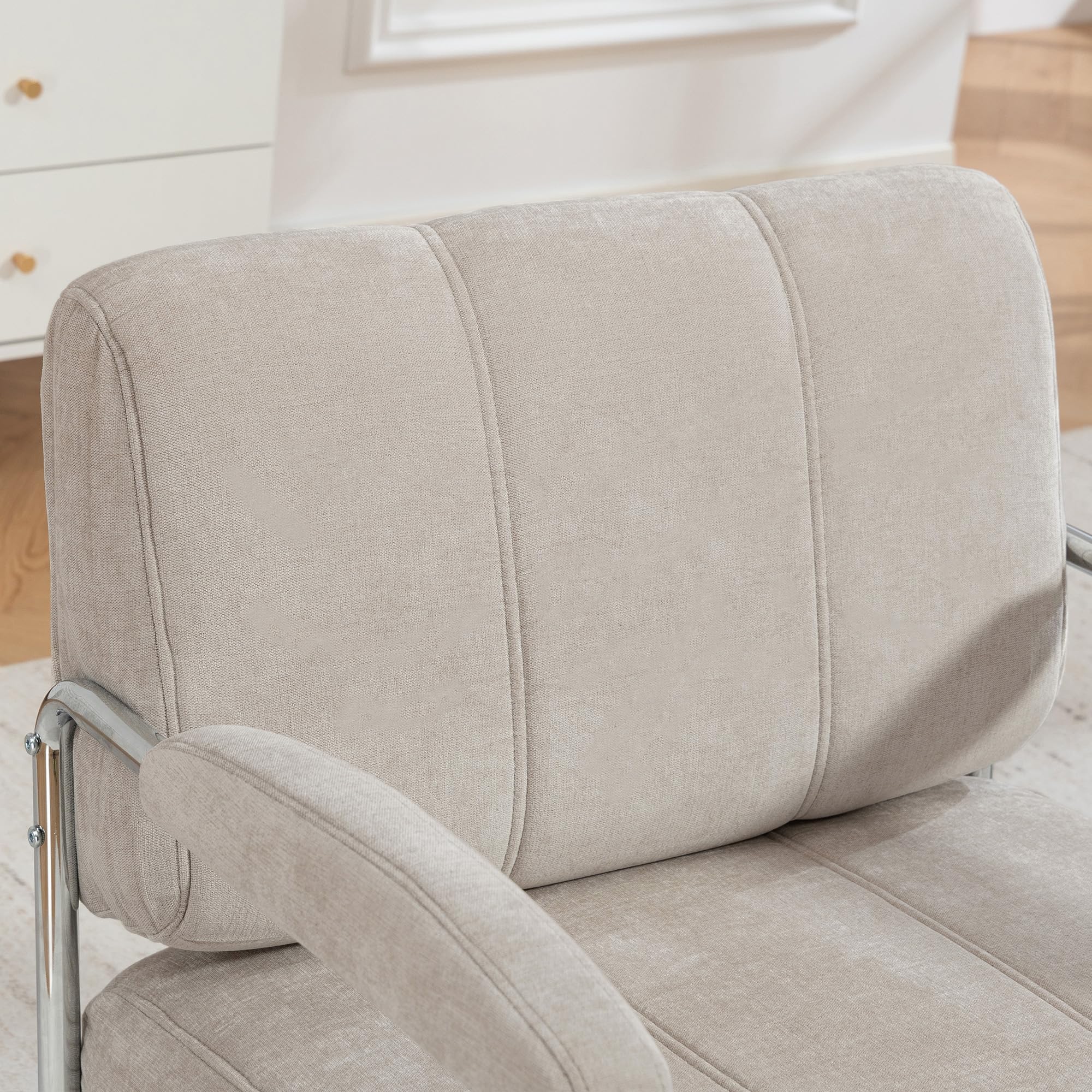 HOMCOM Fotel wypoczynkowy z podłokietnikami, szerokim siedziskiem i grubą warstwą pianki, elegancki fotel z tkaniną chenille, elektroplaterowane stalowe nogi, do salonu lub sypialni, beżowy