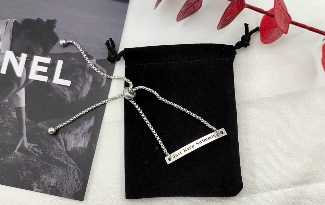 Bracciale con ciondolo iniziale regolabile in acciaio inossidabile