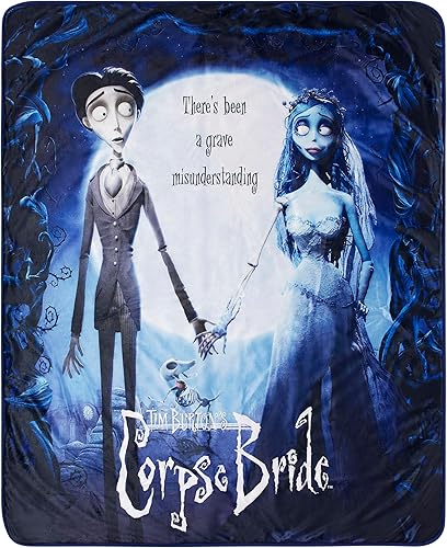 Spirit Halloween Manta de forro polar cadáver  Con licencia oficial  Víctor y Emily  Decoraciones de Halloween  Decoración del hogar  Películas de