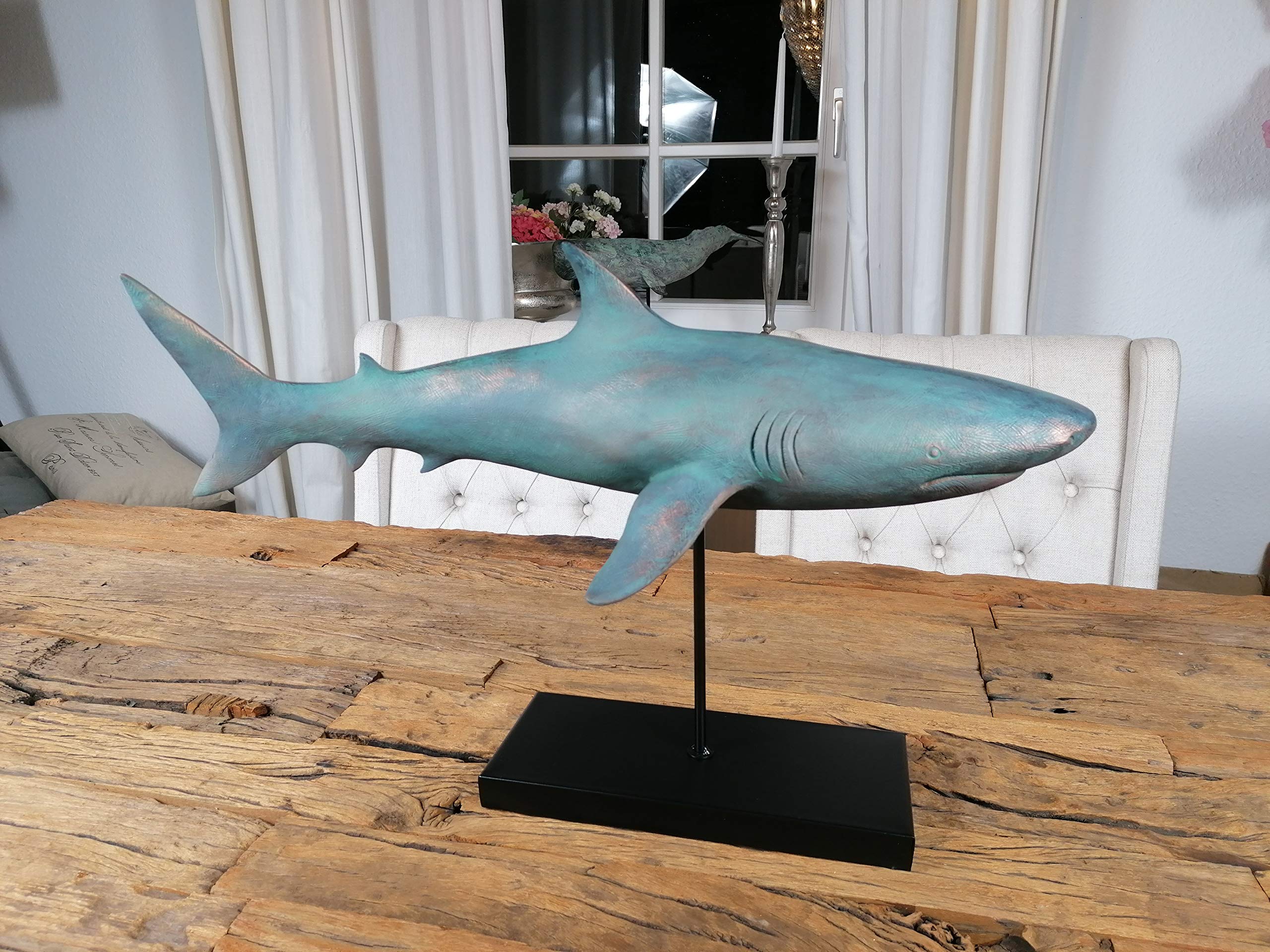MichaelNoll Hai Haifisch Fisch Dekofigur Statue Skulptur Polyresin Modern - Maritime Deko für Wohnung in Holz-Optik Grün - Dekoration für Wohnzimmer, Schlafzimmer oder Badezimmer - XXL 59x24x38,5 cm
