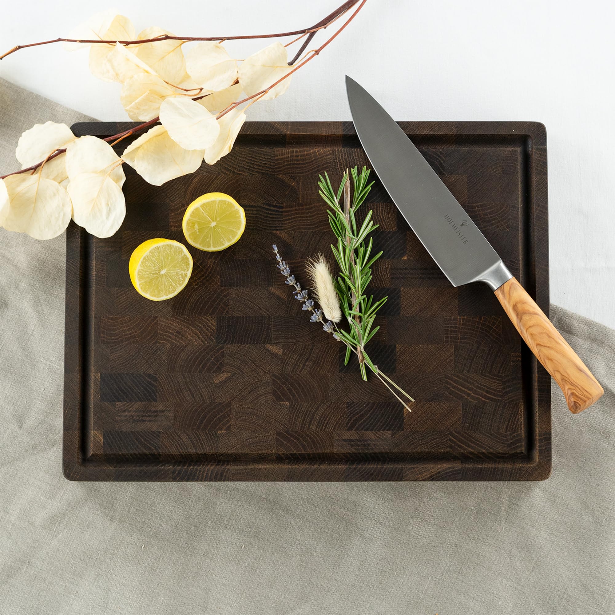 HOFMEISTER® Tranchierbrett aus Eiche geräuchert 40x30 cm – massives Stirnholz Schneidebrett mit Saftrille & Griffmulden – Robustes Holzbrett zum Schneiden & Servieren
