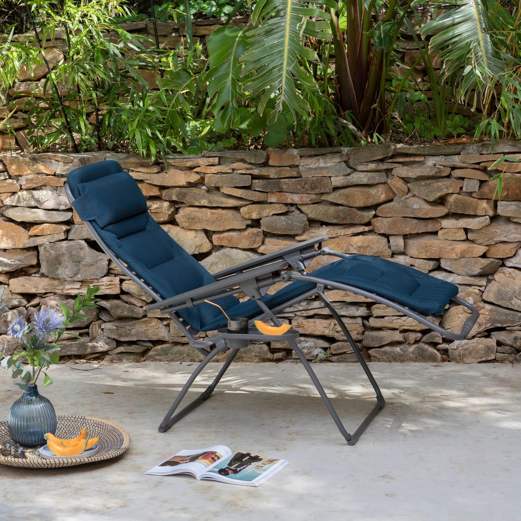 Lafuma MOBILIER - Fauteuil Relax Transat Jardin - Chaise Longue - Matelassé Zéro Gravité - Futura - Becomfort® - Bleu Encre - Fabriqué en France - LFM3130_8900 - Garantie 5 Ans - L.88xl.71xH.115cm