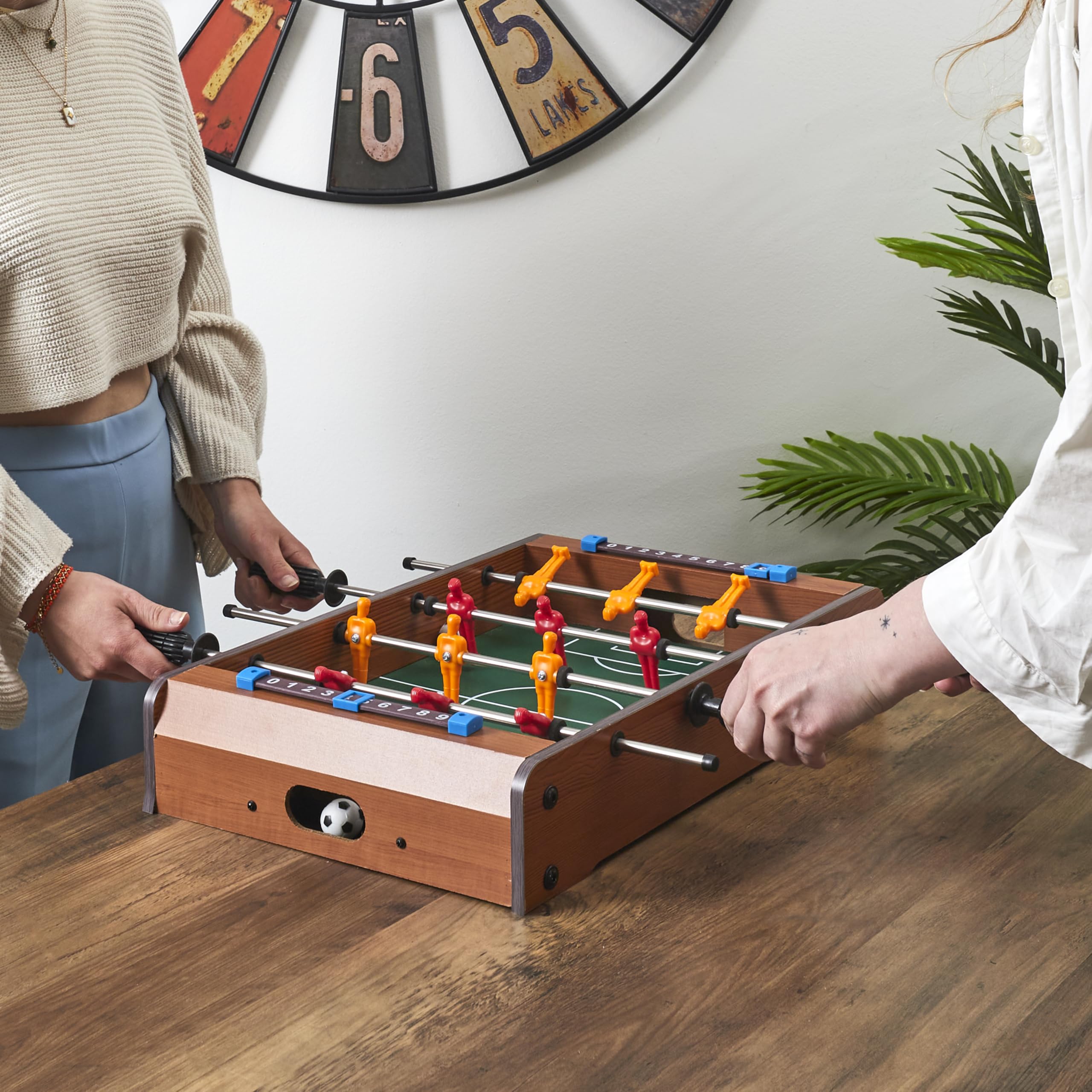 MISTER GADGet - MG2018 Jeu de Table Baby-Foot - Panneaux de Score et 2 Balles - Bois, Métal et Plastique - Transportable - Dimensions 51 x 31 x 10 cm - Couleurs Aléatoires