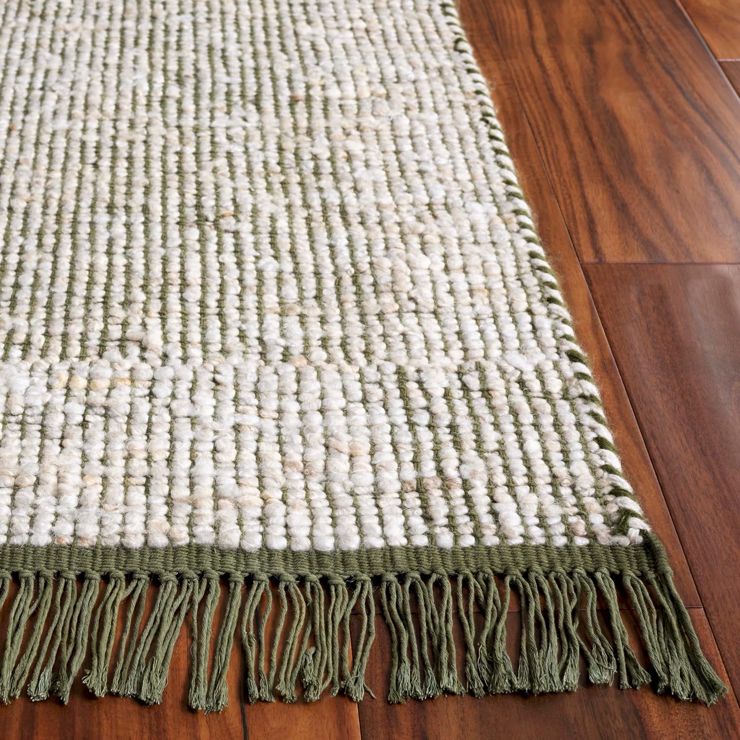 SAFAVIEH Natura Collection Area Rug - 5' x 8', Green & Ivory, Handmade Wool, Ideal for the Living Room, Dining, Bedroom (NAT259Y)