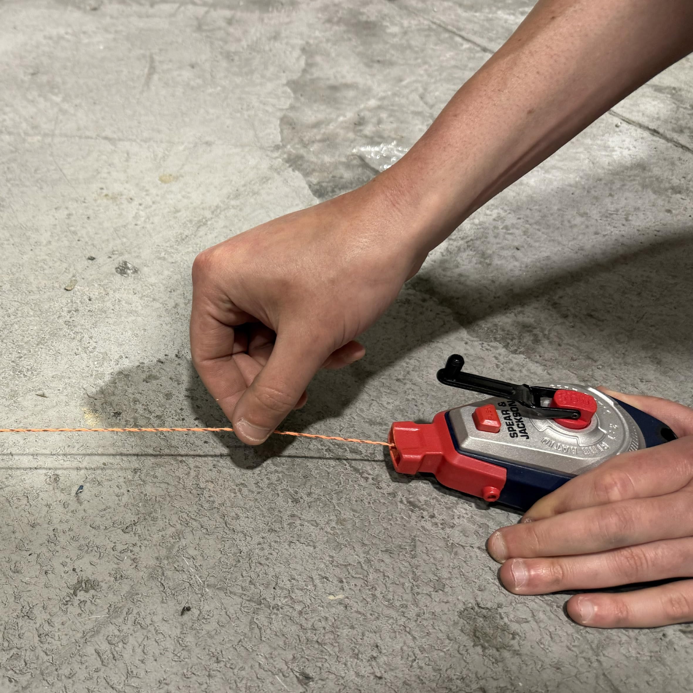Spear & Jackson CHALKLINE Cuerda Trazadora de Aluminio, 30m/100ft con Enrollado Rápido, Incluye Polvo de Tiza, Marcador para Albañiles, Constructores y Uso Exterior, Duradera y de Fácil Recarga