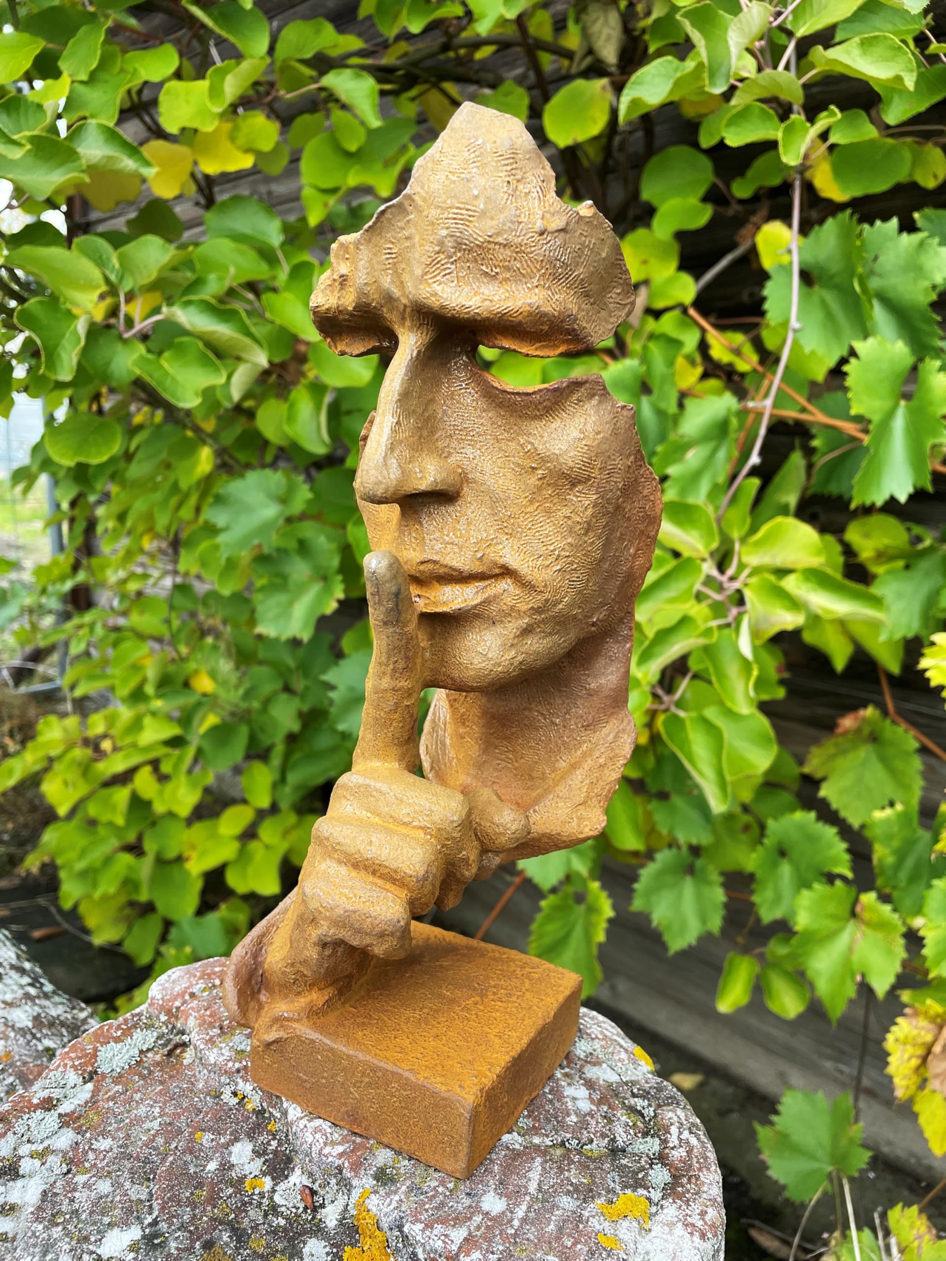 STEINFIGURENWELT GIEBEN Skulptur Gesicht Speak No Evil 30cm Nichts Sagen Gusseisen Figur Deko Vintage Eisenguss mit Rostpatina Gartenfigur Gartenskulptur Kopf Edelrost Wetterfest