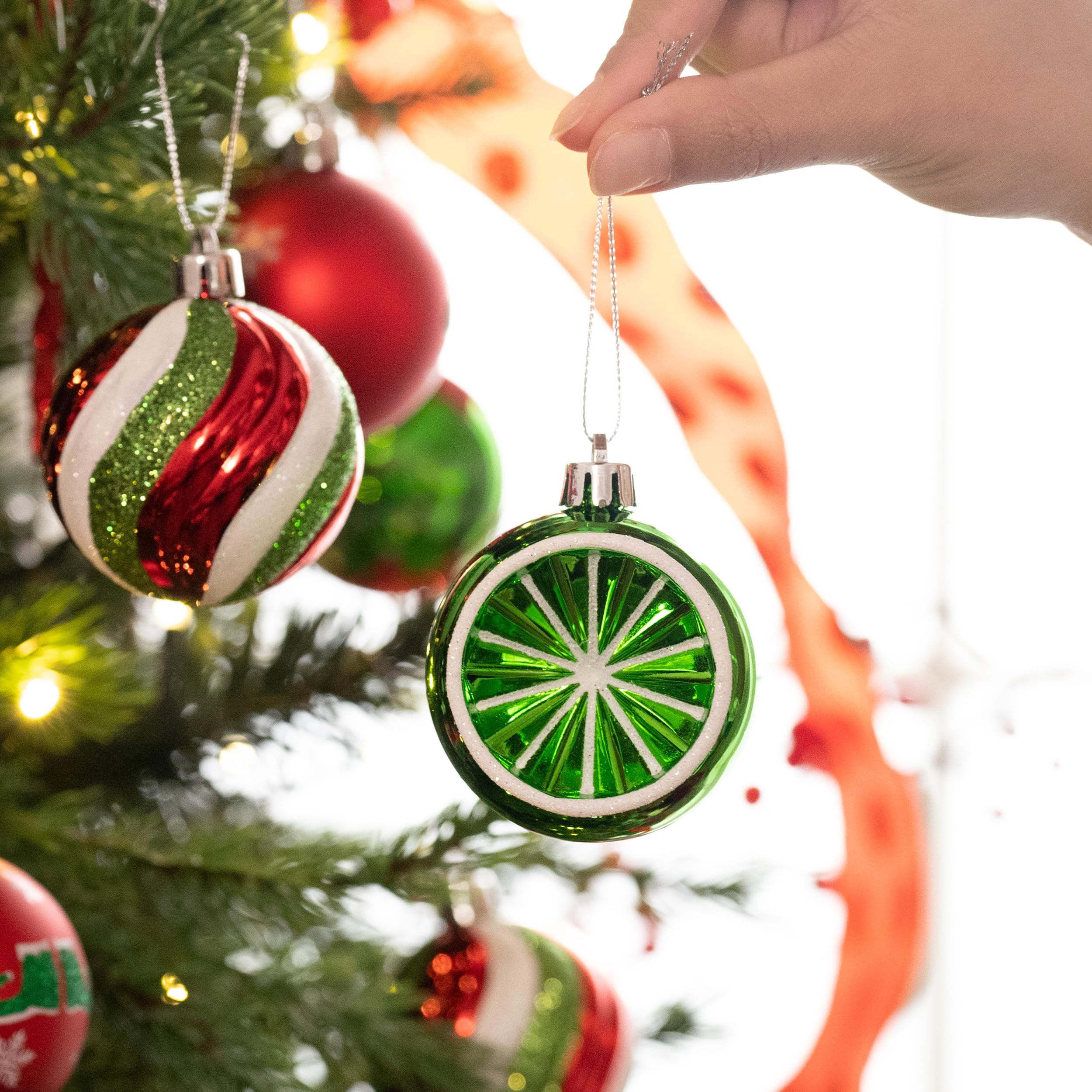 Victor's Workshop 20Pcs Bolas de Navidad 6cm, Adornos de Navidad para Arbol Tema Elfo Setl, Decoración de Bolas Navideños Plástico de Rojo Blanco Verde, Regalos de Colgantes de Navidad (Deleitoso)
